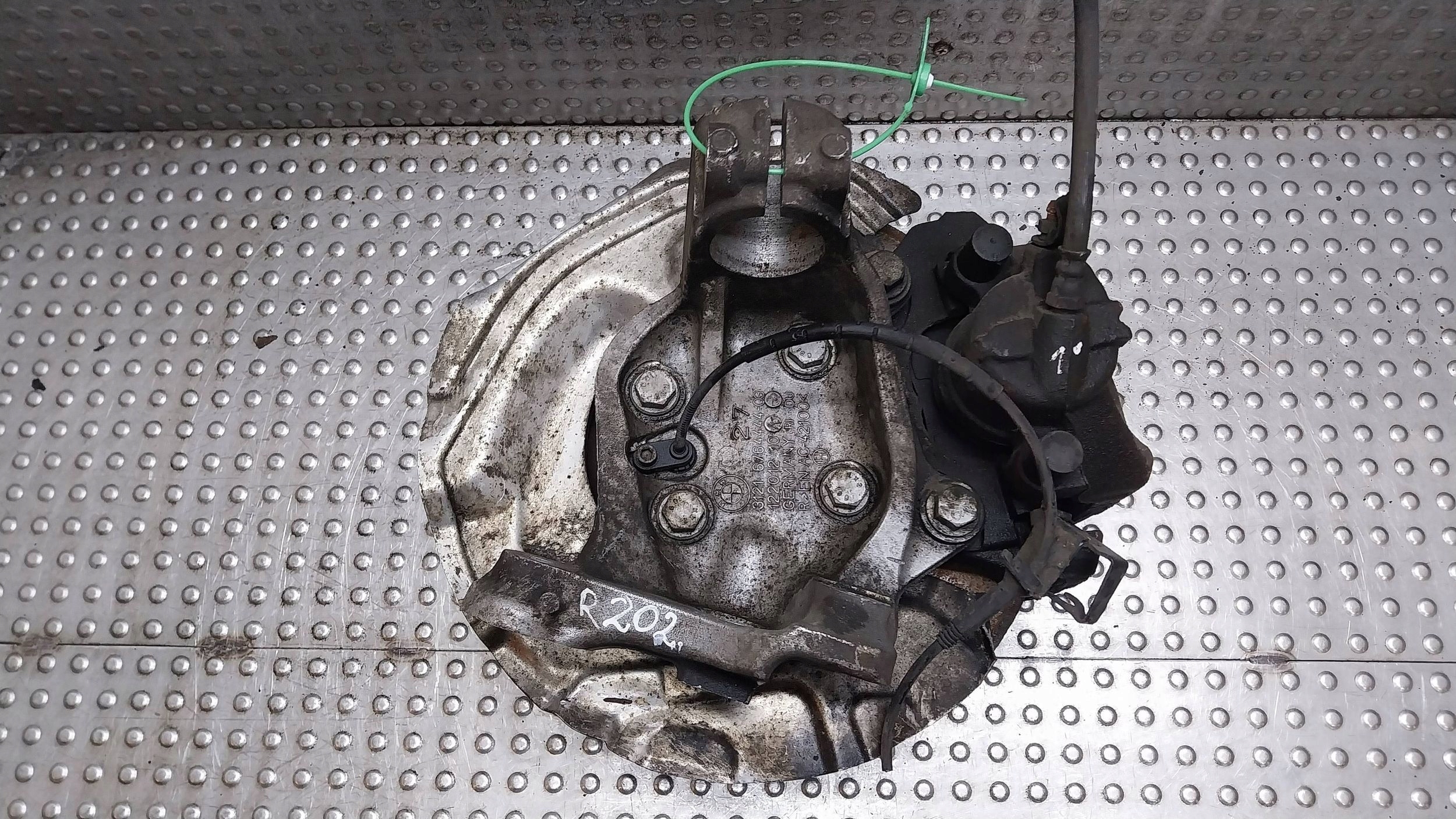 swing of the pivot caliper right front 6764444 BMW E90 E91 E92 E93 E81 E82 E87