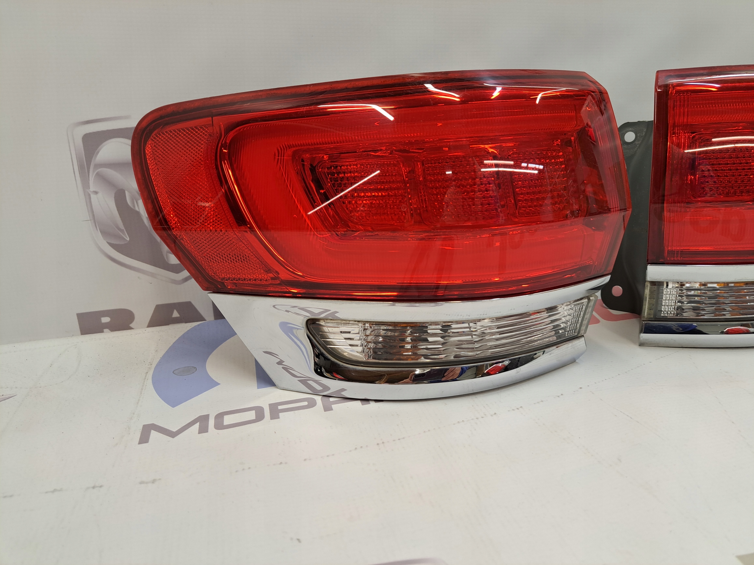JEEP GRAND CHEROKEE 2014 - 2021 LAMPA TYLNA LEWA CHROM MOPAR IDEALNA