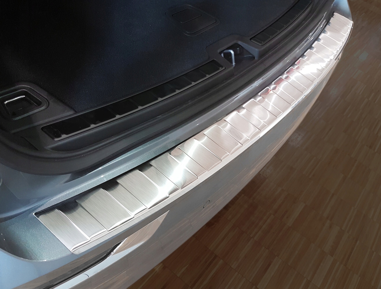 LISTWA NAKLADKA NA ZDERZAK VOLVO XC60 II 2017 Installation side Rear