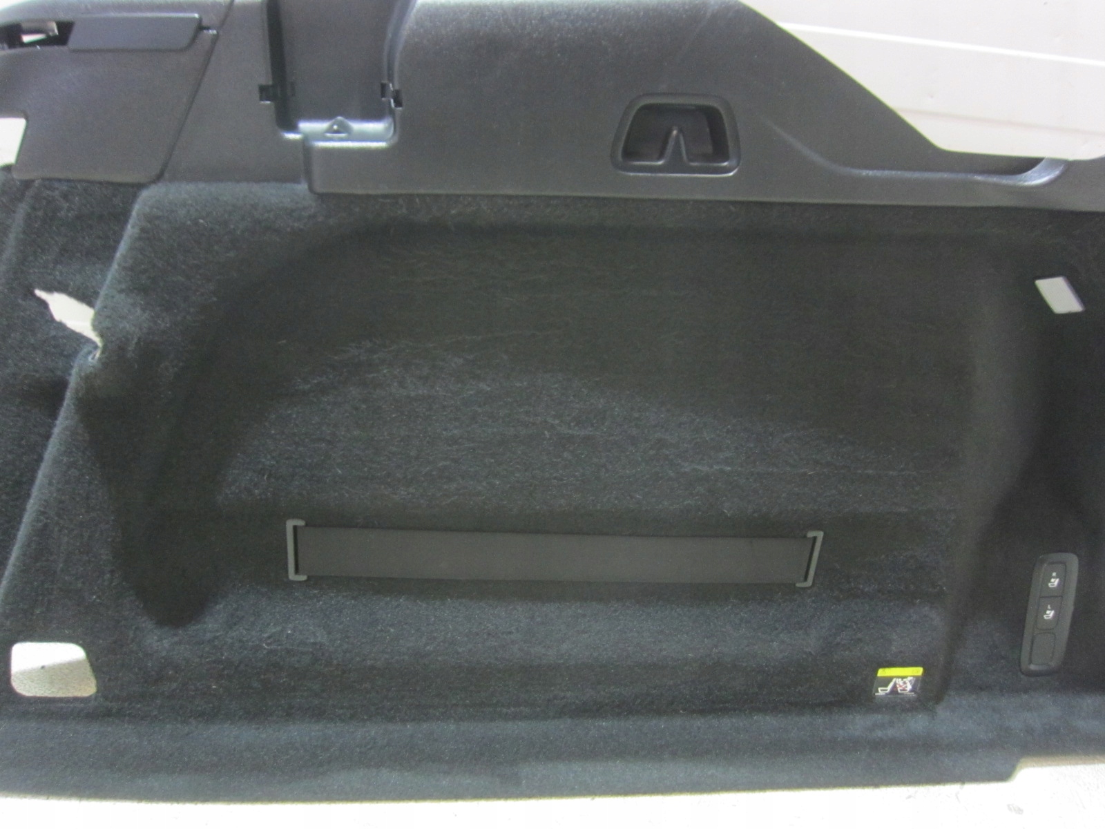 VOLVO XC60 II XC 60 right boot upholstery passenger compartment sump upholstery 31498359