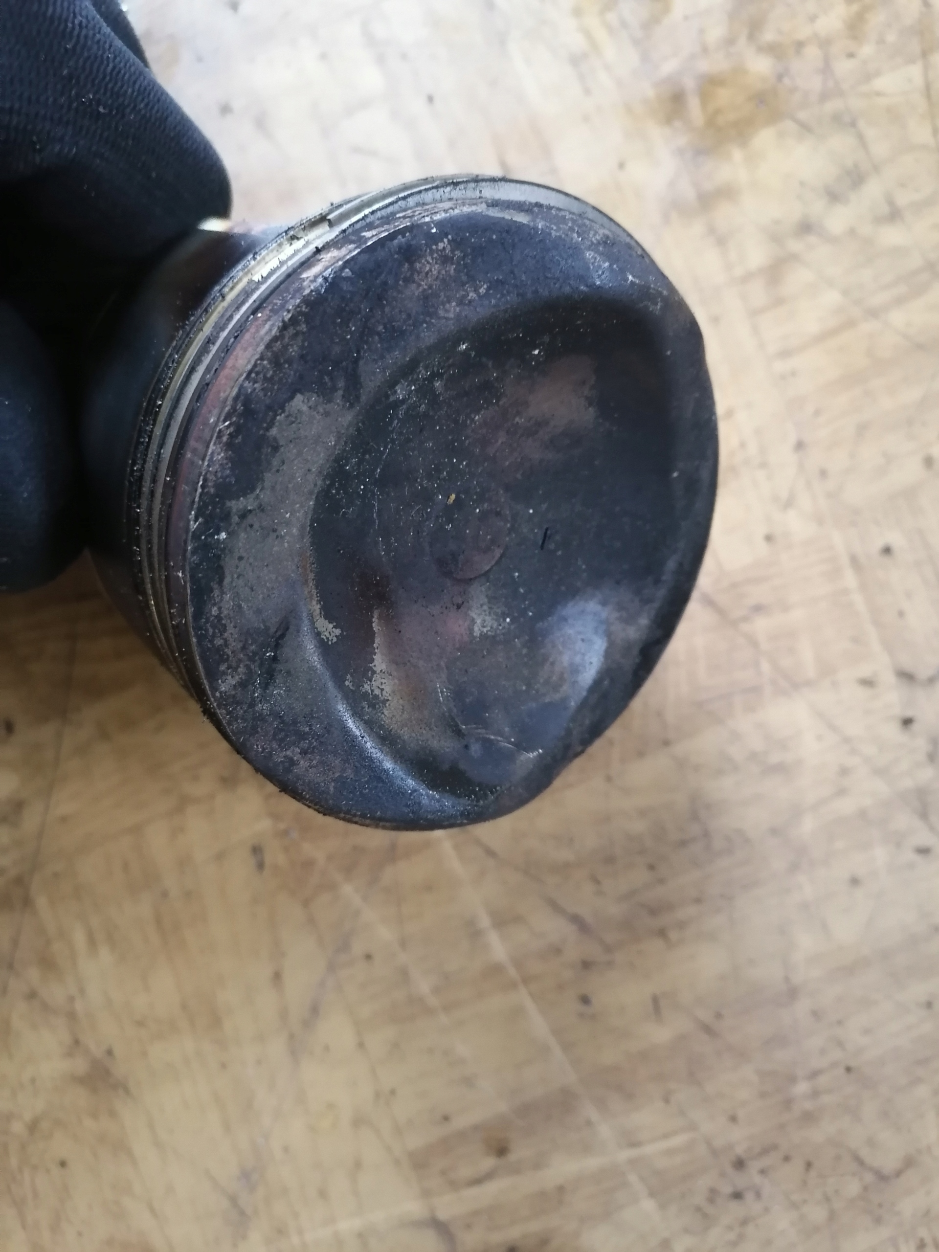 Piston Pistons A4 B7 2,0TFSI 82P41