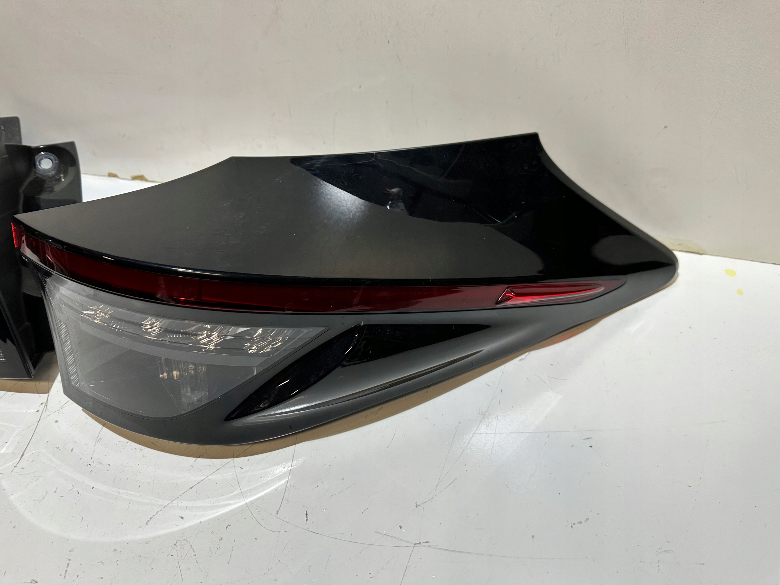 TOYOTA YARIS CROSS фонарь левый 81560-0DE20