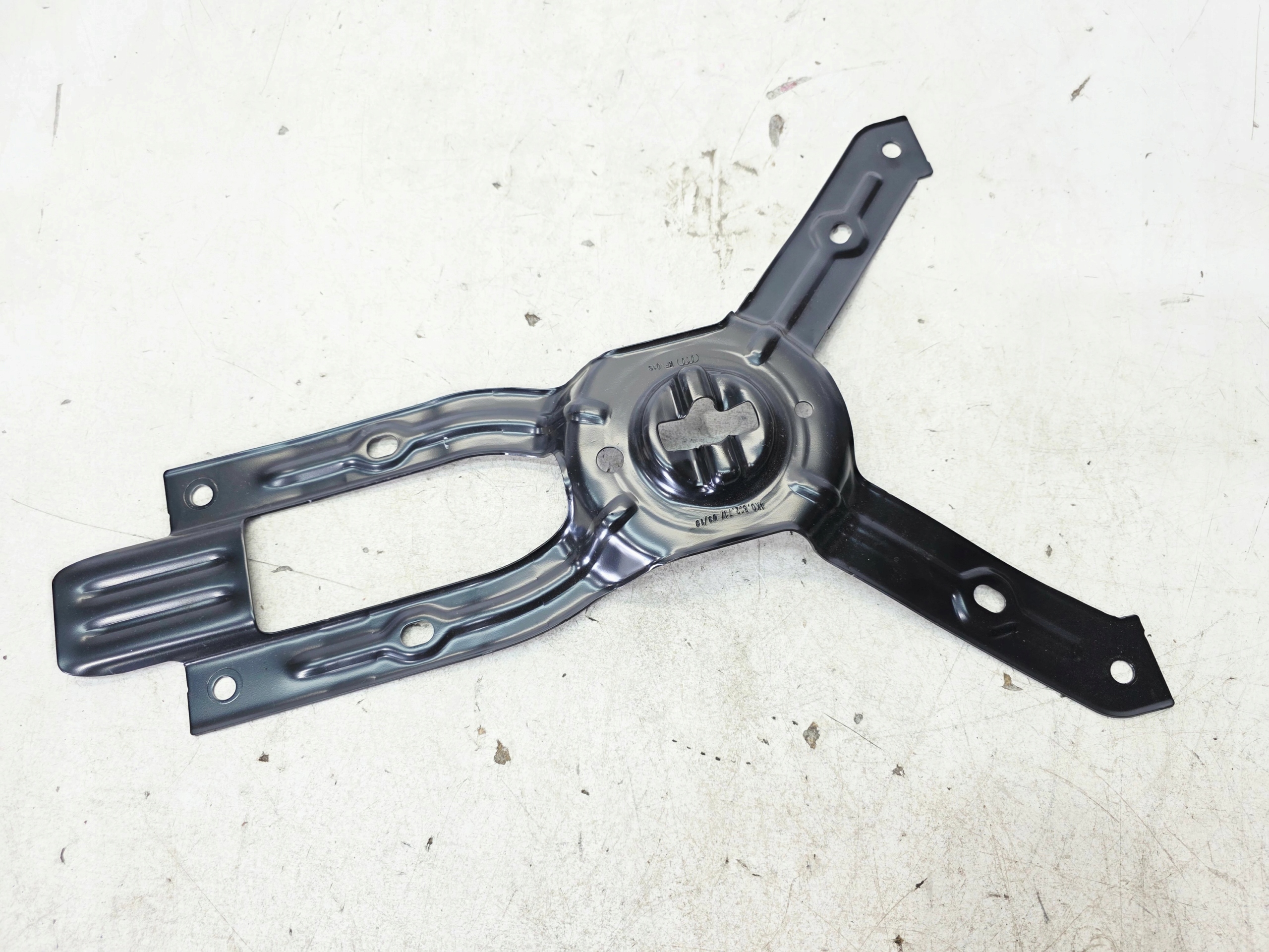 Poignée Support plaque Roues de la roue de secours AUDI A6 C8 4K0802717
