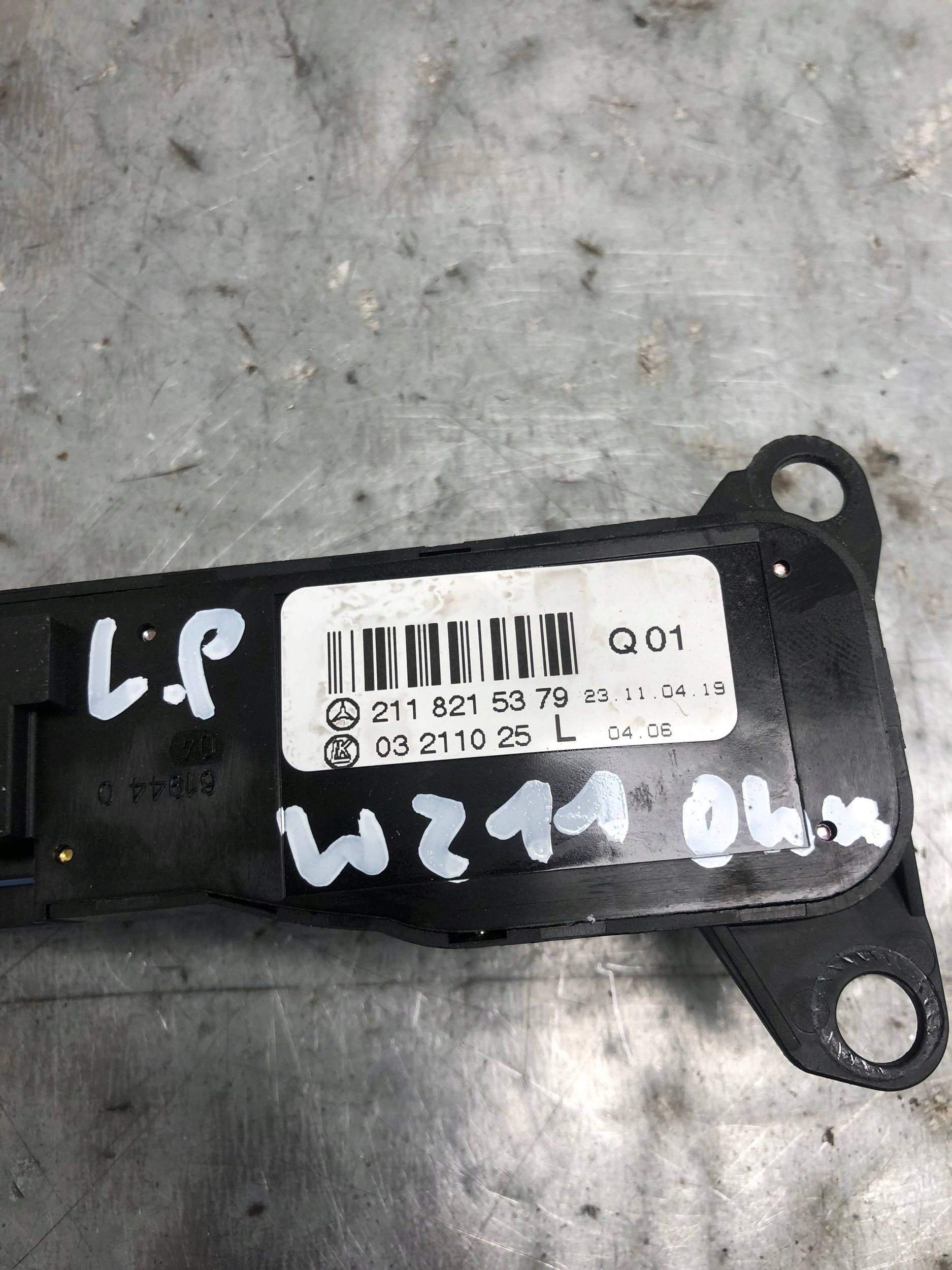 mirror control switch button left front MERCEDES W211 KOMBI 2118215379