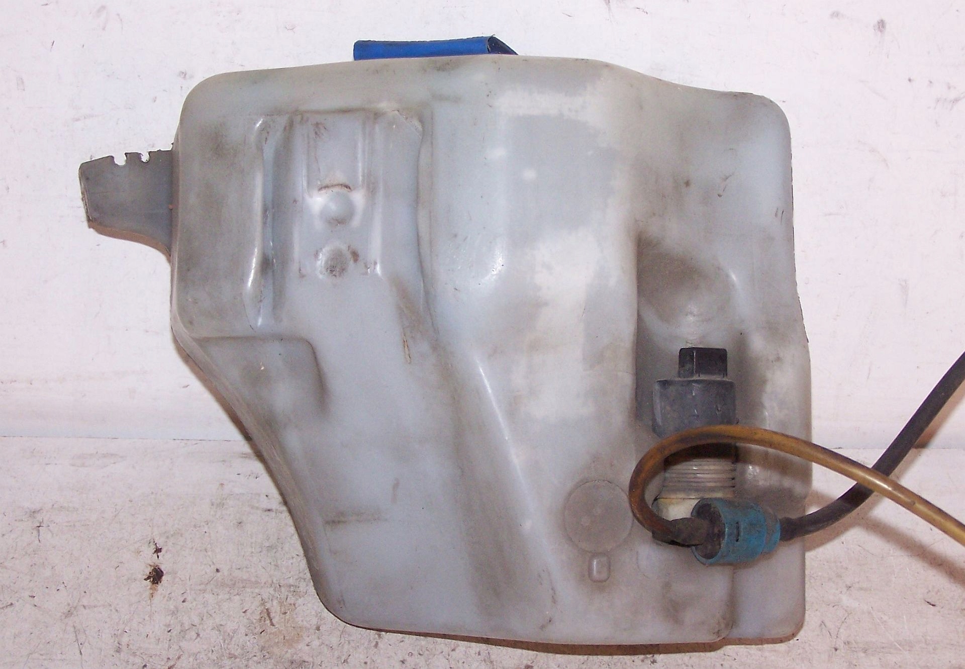 ZBIORNICZEK SPRYSKIWACZY PASSAT B4