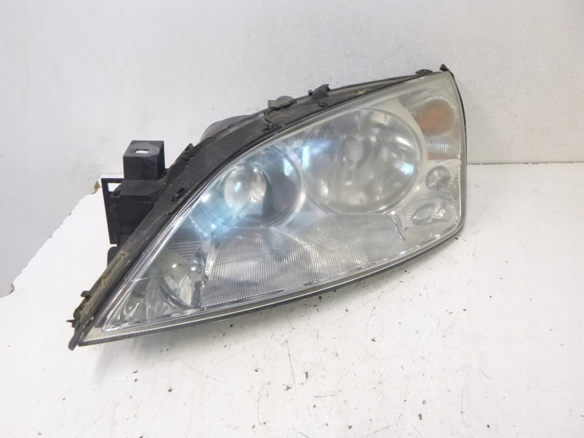 light front left Ford Mondeo III 04r.