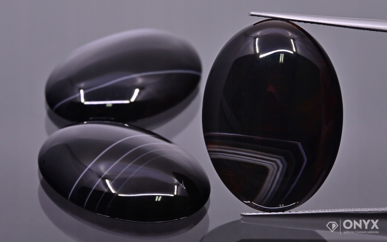 Onyx pruhovaný kabošon ovál 30x22 mm