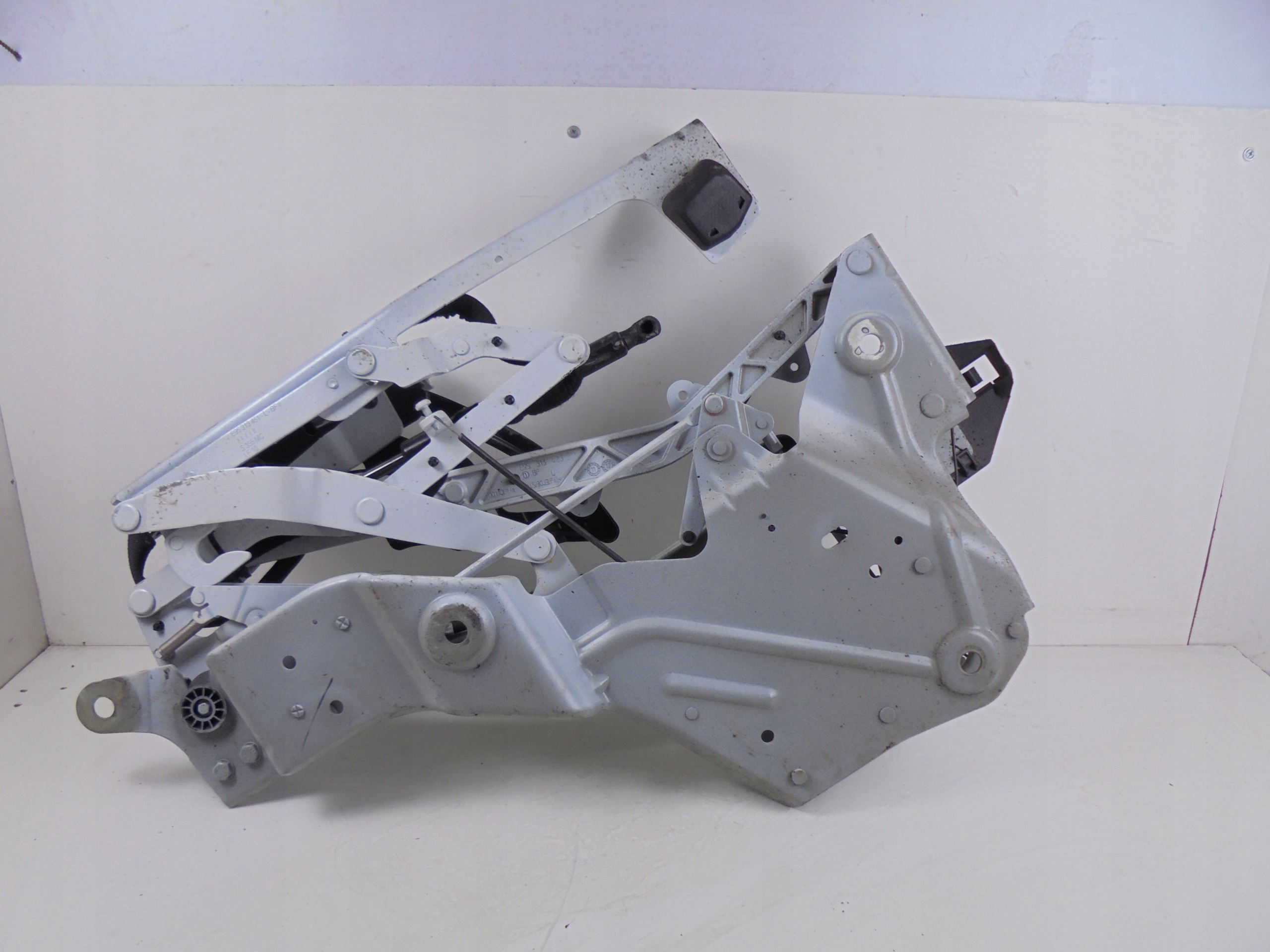 ZAWIAS KLAPY BAGAŻNIKA LEWY E95313451 RENAULT MEGANE III Producent części Renault OE