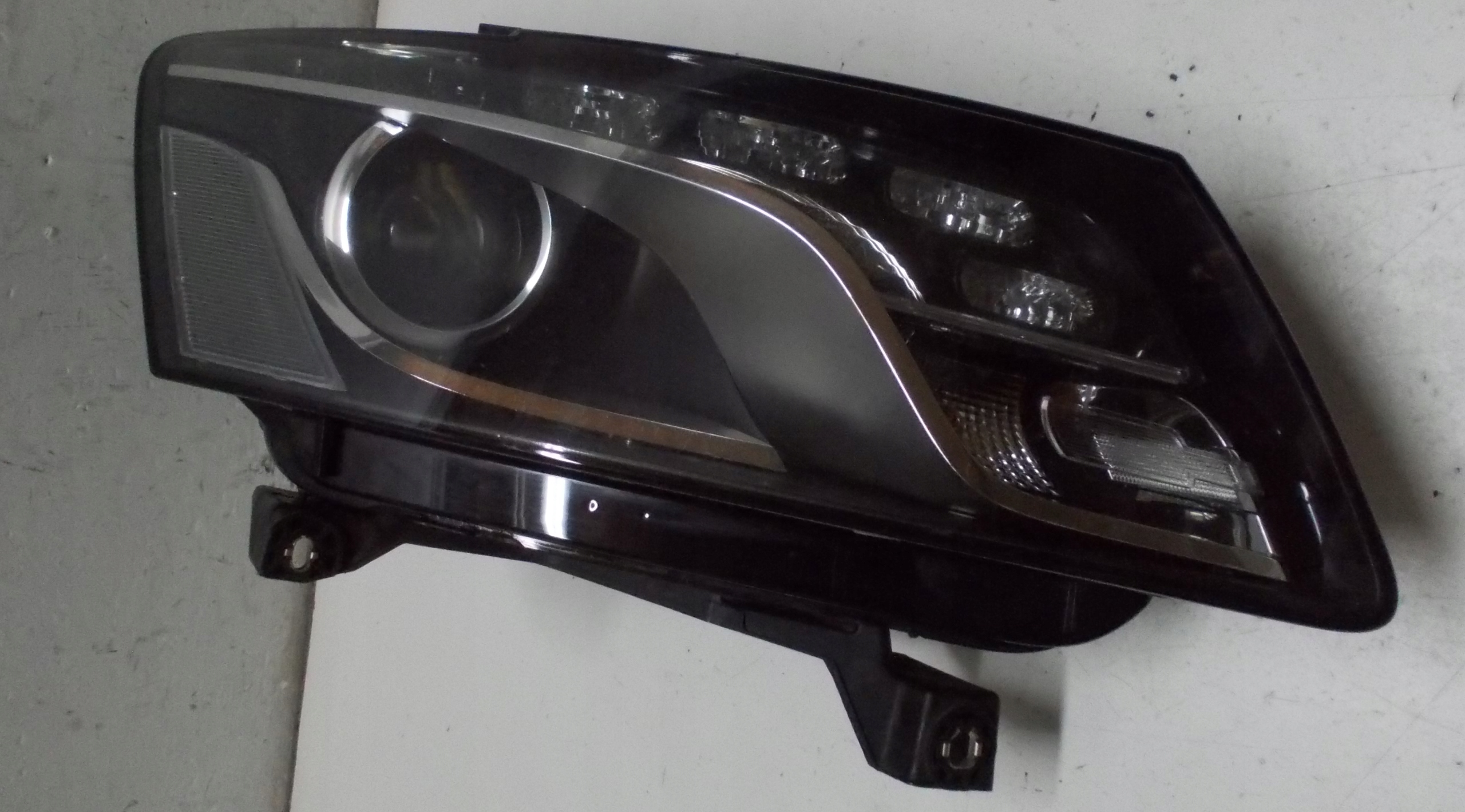 AUDI Q5 2.0 TDI 11R light right front XENON GB