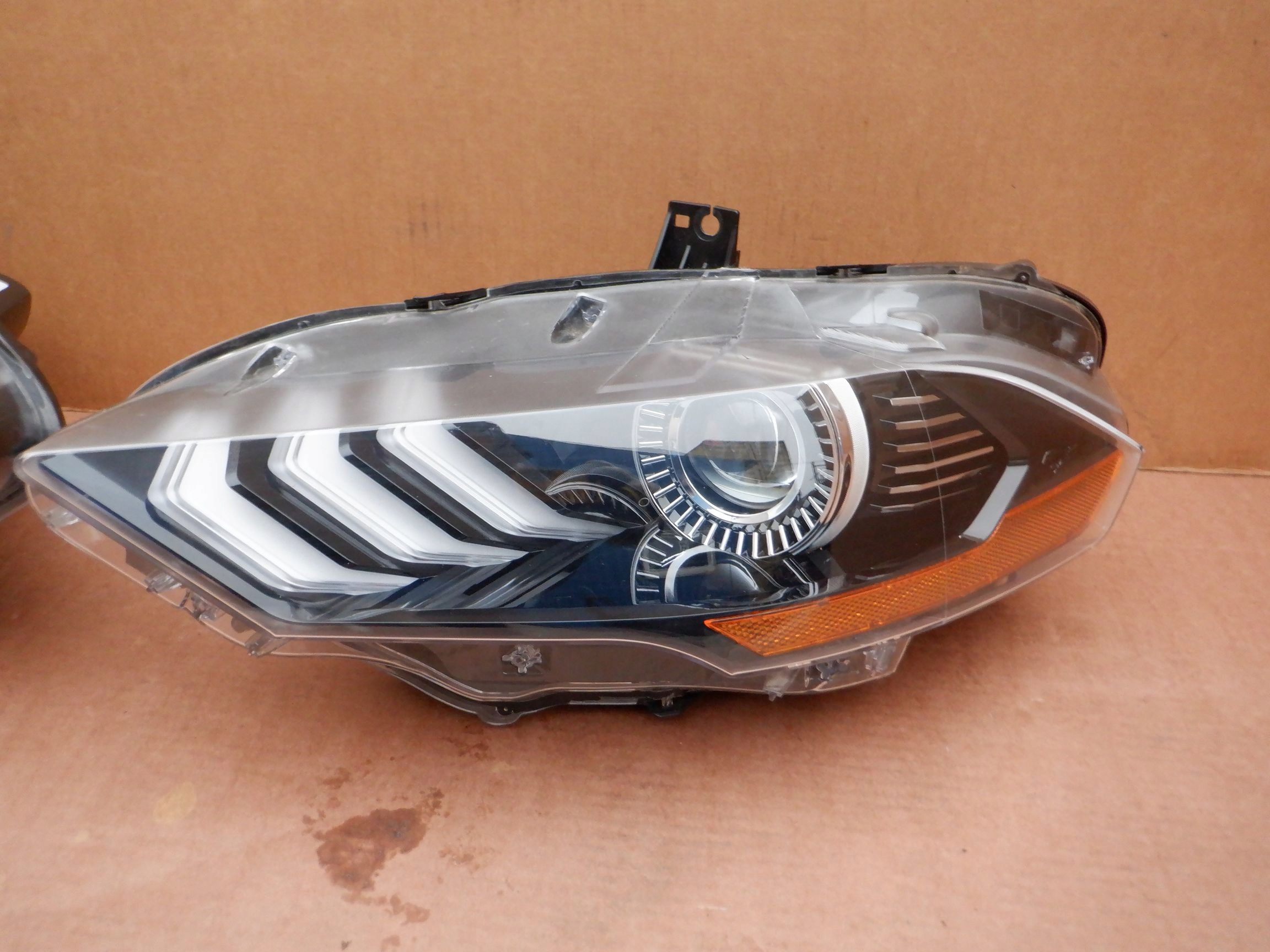 LAMPA FULL LED FORD MUSTANG VI LIFT USA Producent części Ford OE