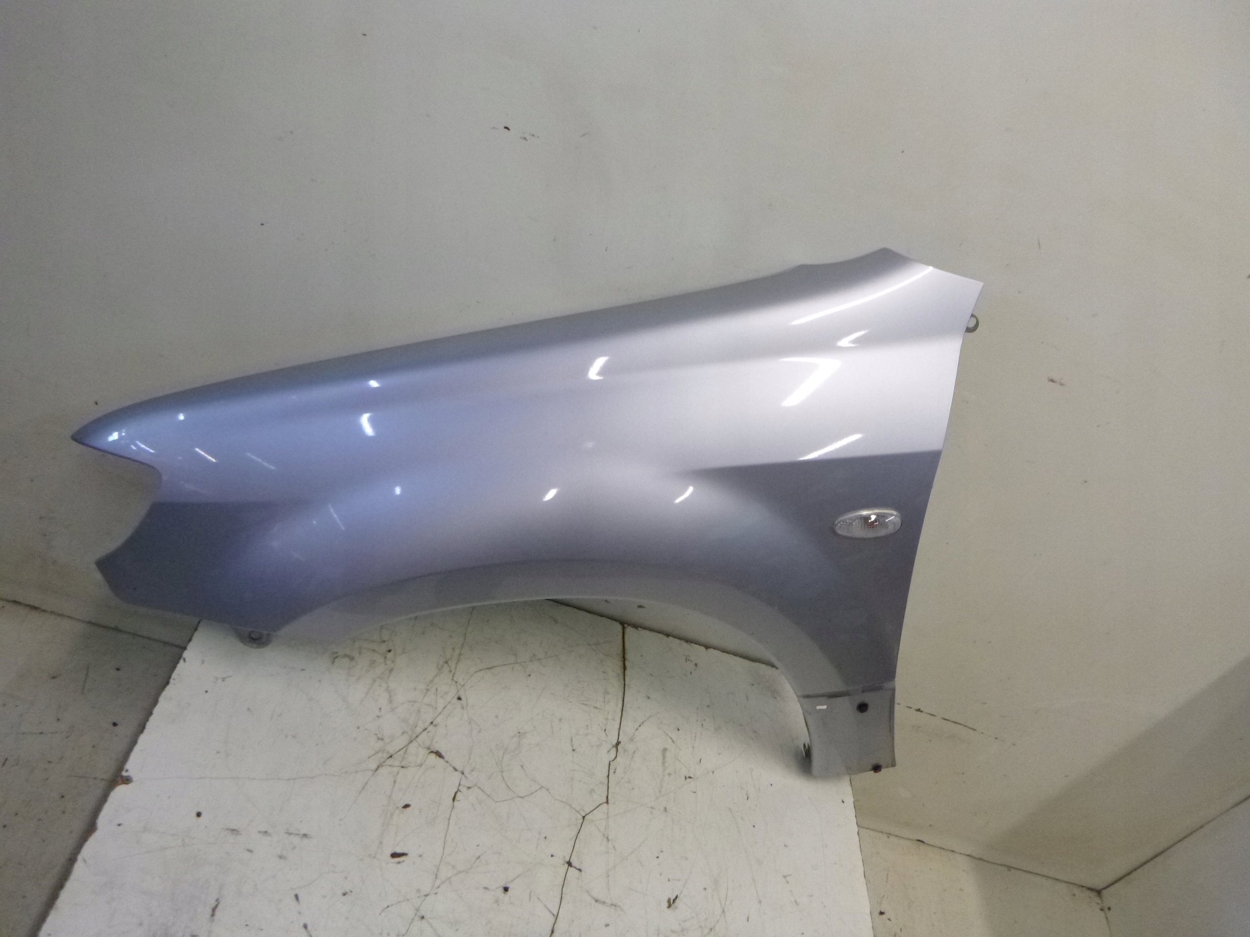 parafango sinistra Mitsubishi Outlander A31 2001 – 2006 SREBNY