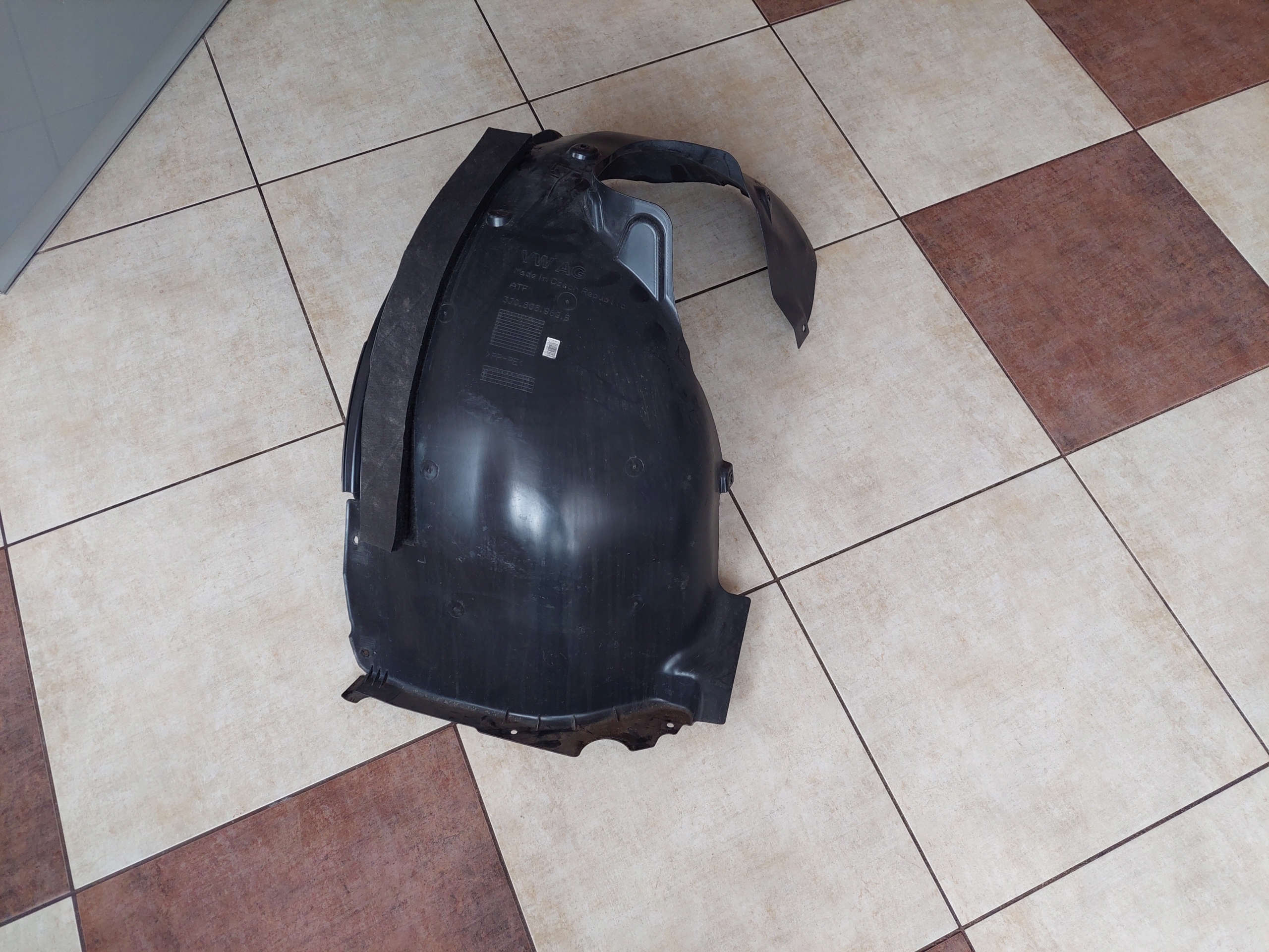 подкрылки - передний левый - vw PASSAT B9 - SKODA SUPERB IV - 3J0