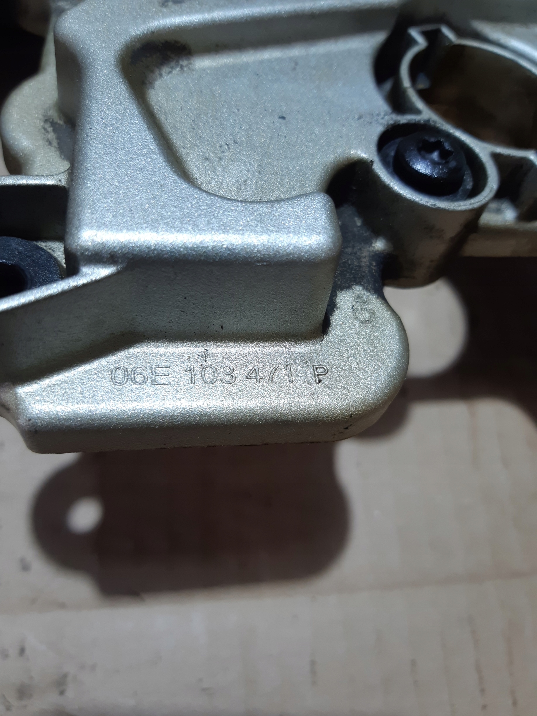 AUDI Q5 8R 3.2 FSI Abdeckung der Ventile links CAL 06E103471P