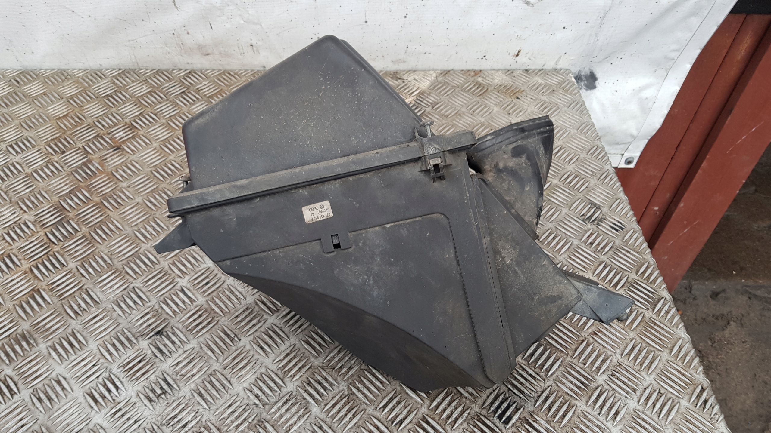 AUDI A8 D2 4.2 Gehäuse filter luft 077129627N