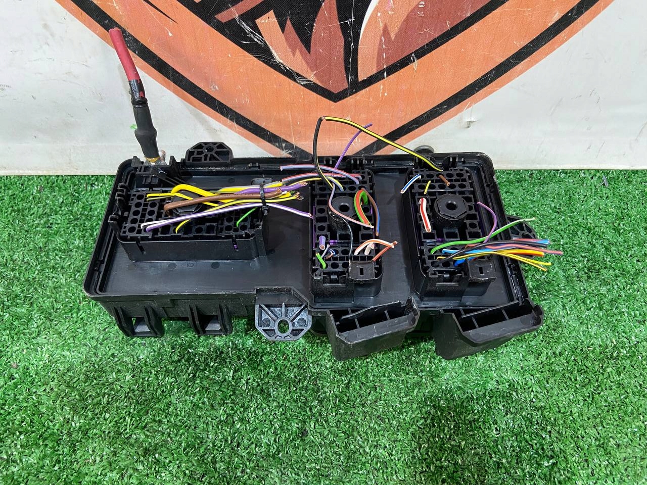 SKRZYNKA BEZPIECZNIKÓW RR L551 K8D2-14A073-AD Producent części Land Rover OE