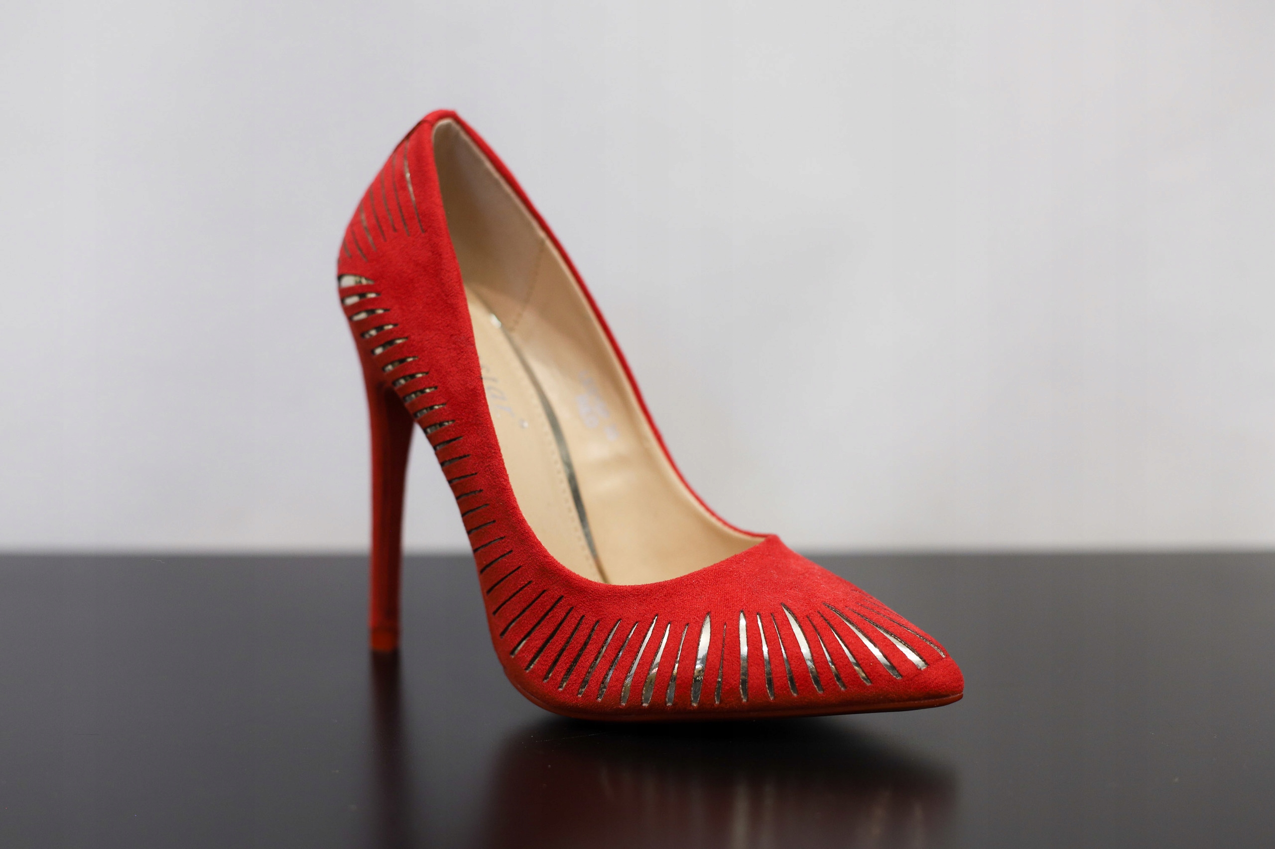 Damskie wysokie czerwone szpilki złoto szpic Rozmiar 36