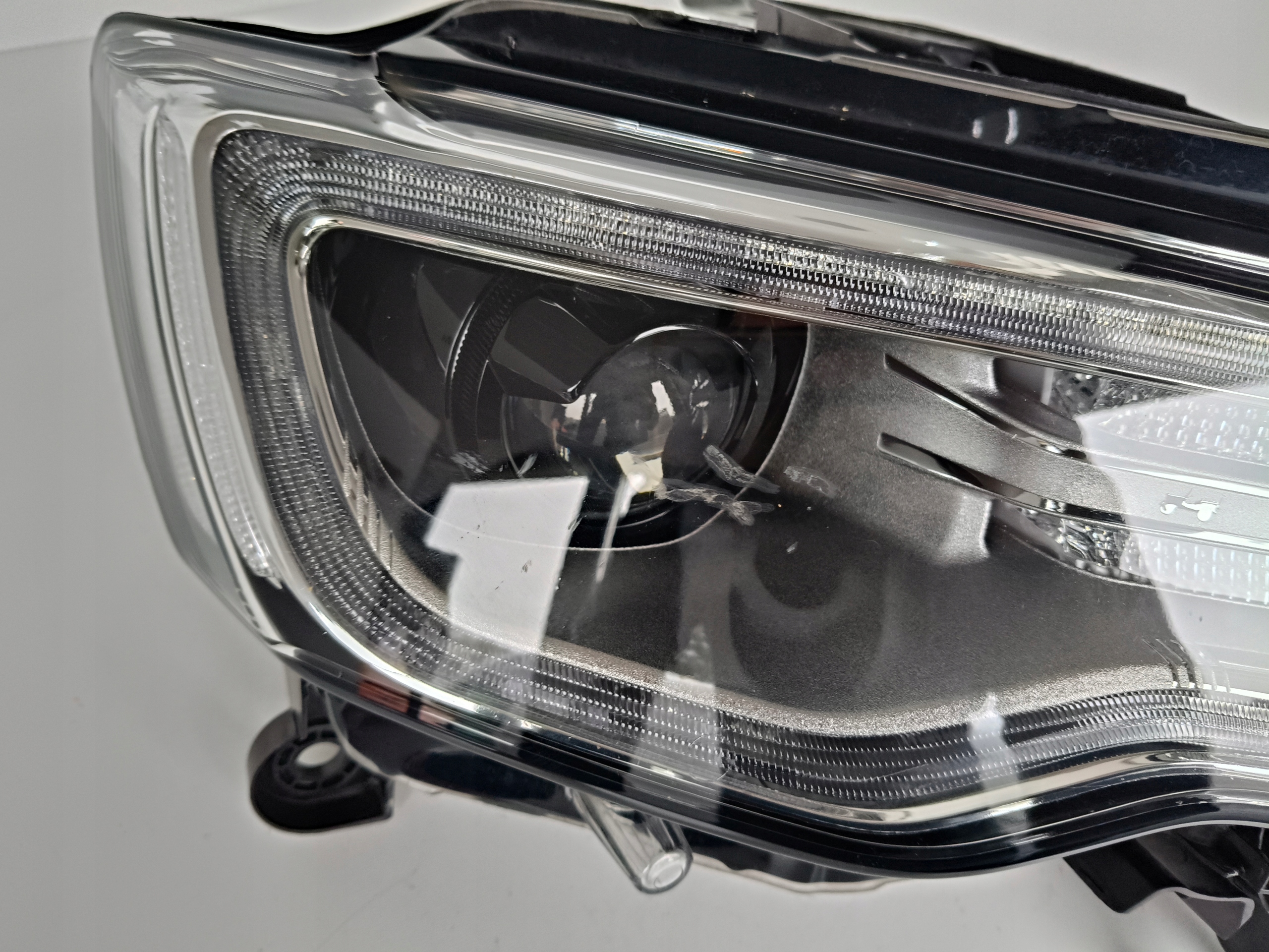 light right REFLEKTOR JEEP GRAND CHEROKEE WK2 13- XENON LED