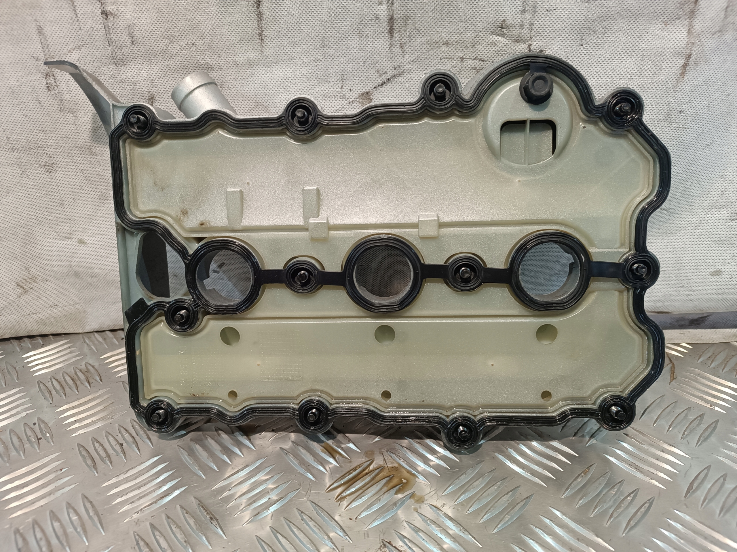 Abdeckung der Ventile AUDI A6 C6 2.4B V6 2004r 06E1034720