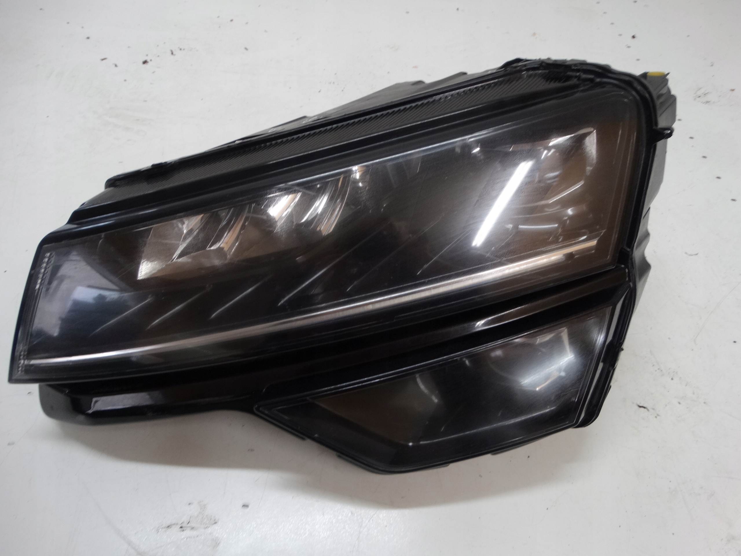light REFLEKTOR left front SKODA KAROQ 57B941015B