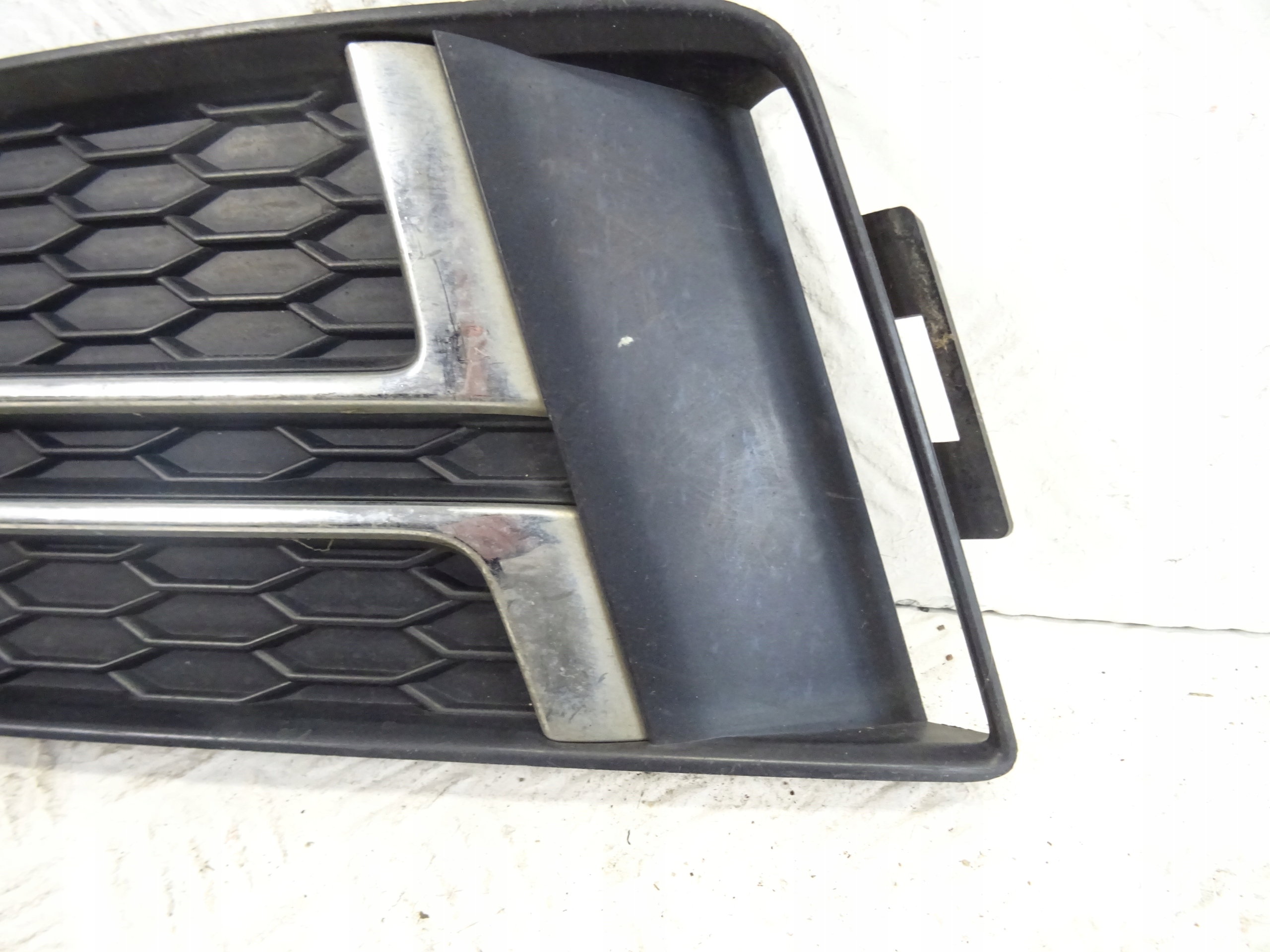 grid of a bumper front front left AUDI A4 B9 S-LINE 8W0807681F