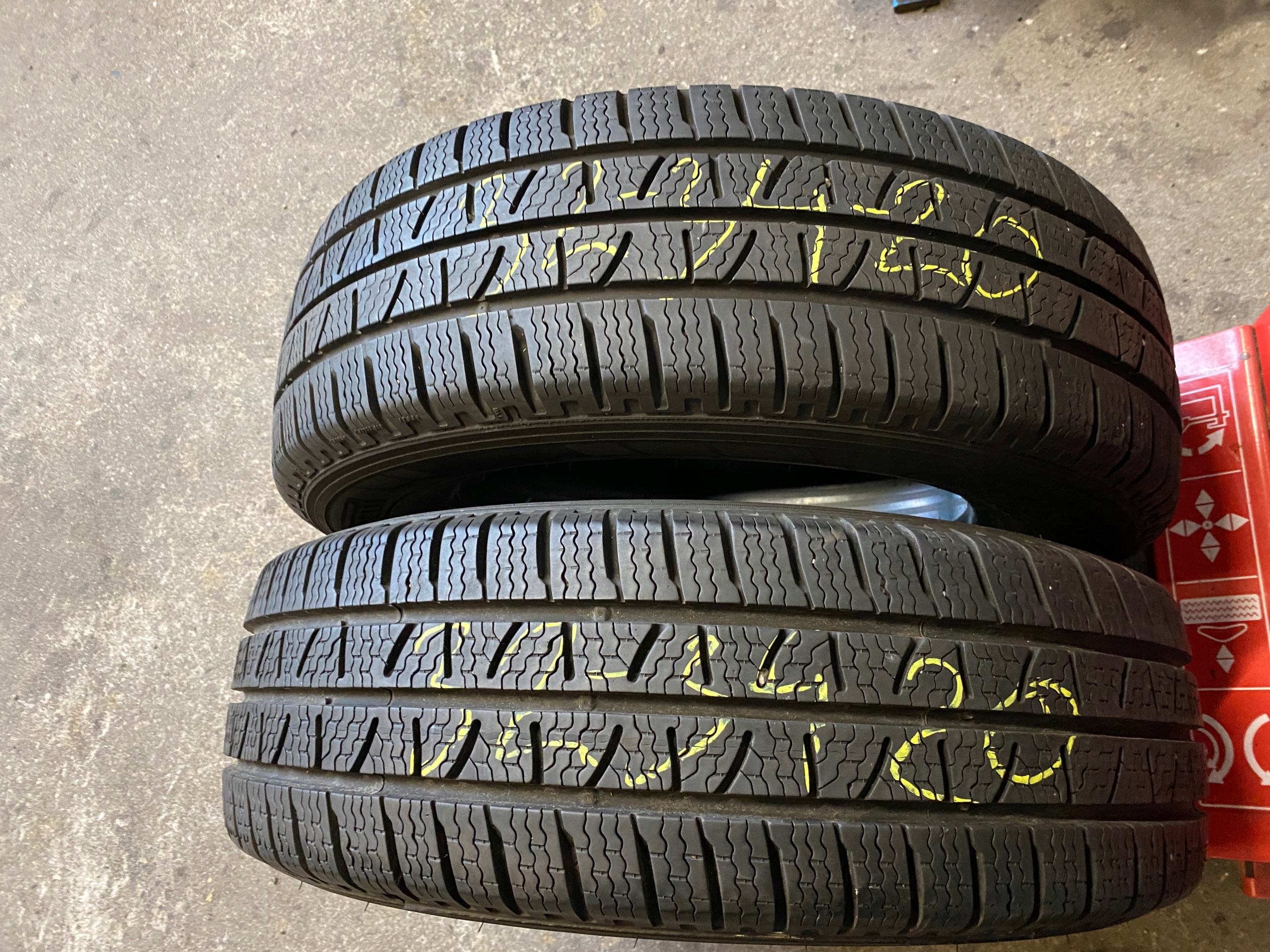 2 tyres winter 215/65R16C Pirelli Carrier Winter as new 9mm