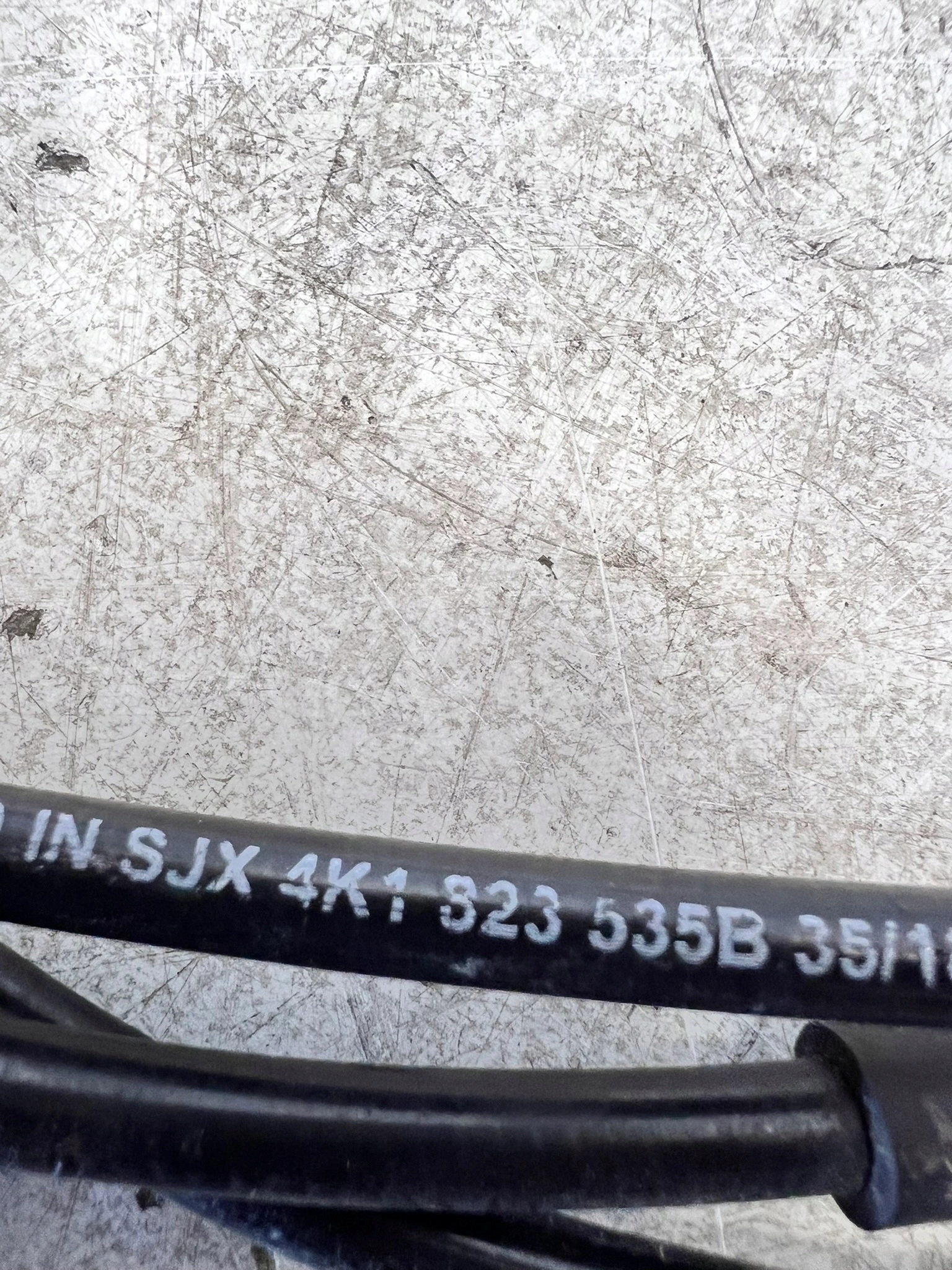 Câble Levier pour l’ouverture du capot AUDI A6 C8 4K1823535B