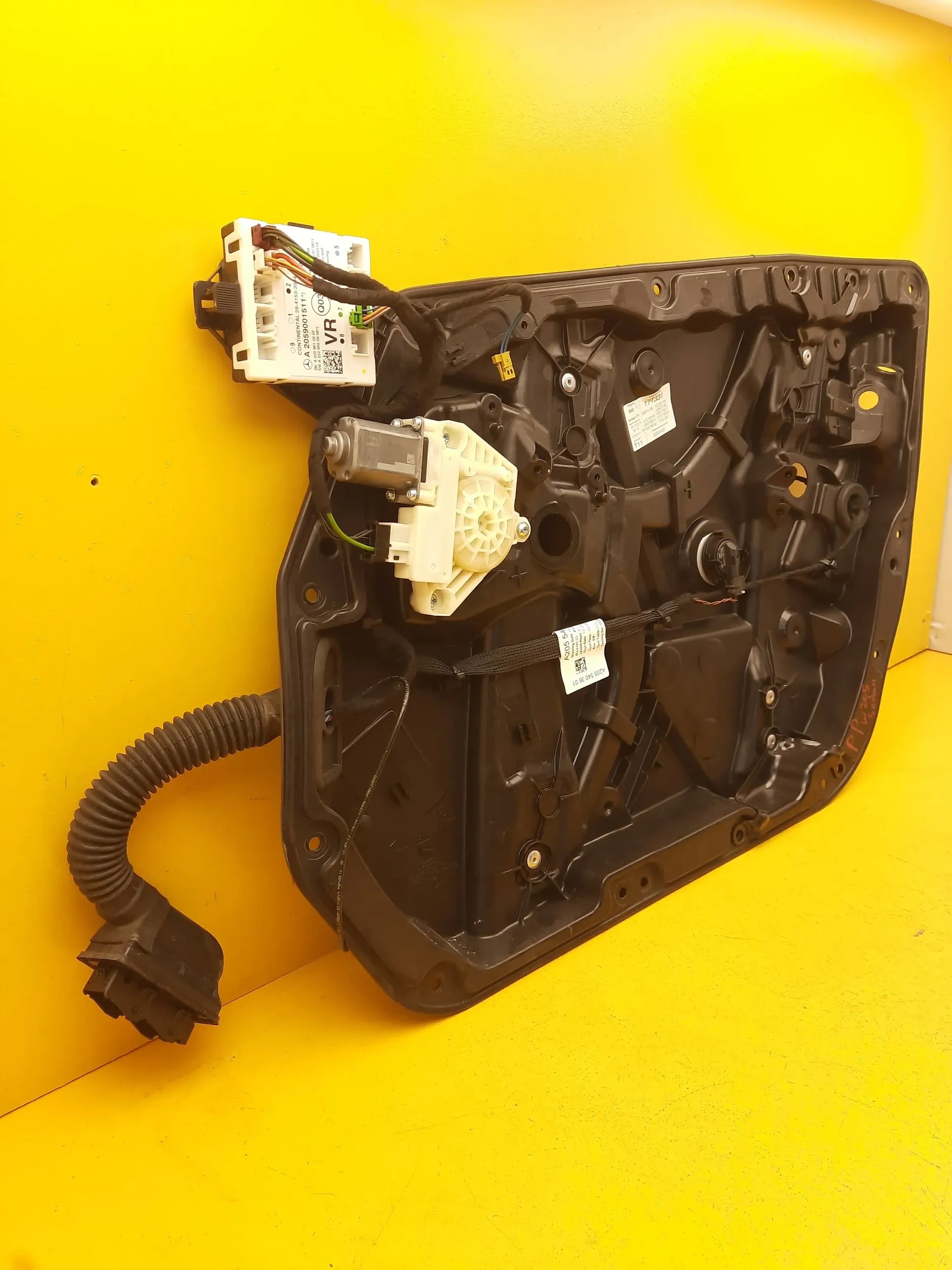 Mercedes-Benz C W205 PODNOŚNIK SZYBY PRAWY PRZÓD A2057230414 Producent części Mercedes-Benz OE