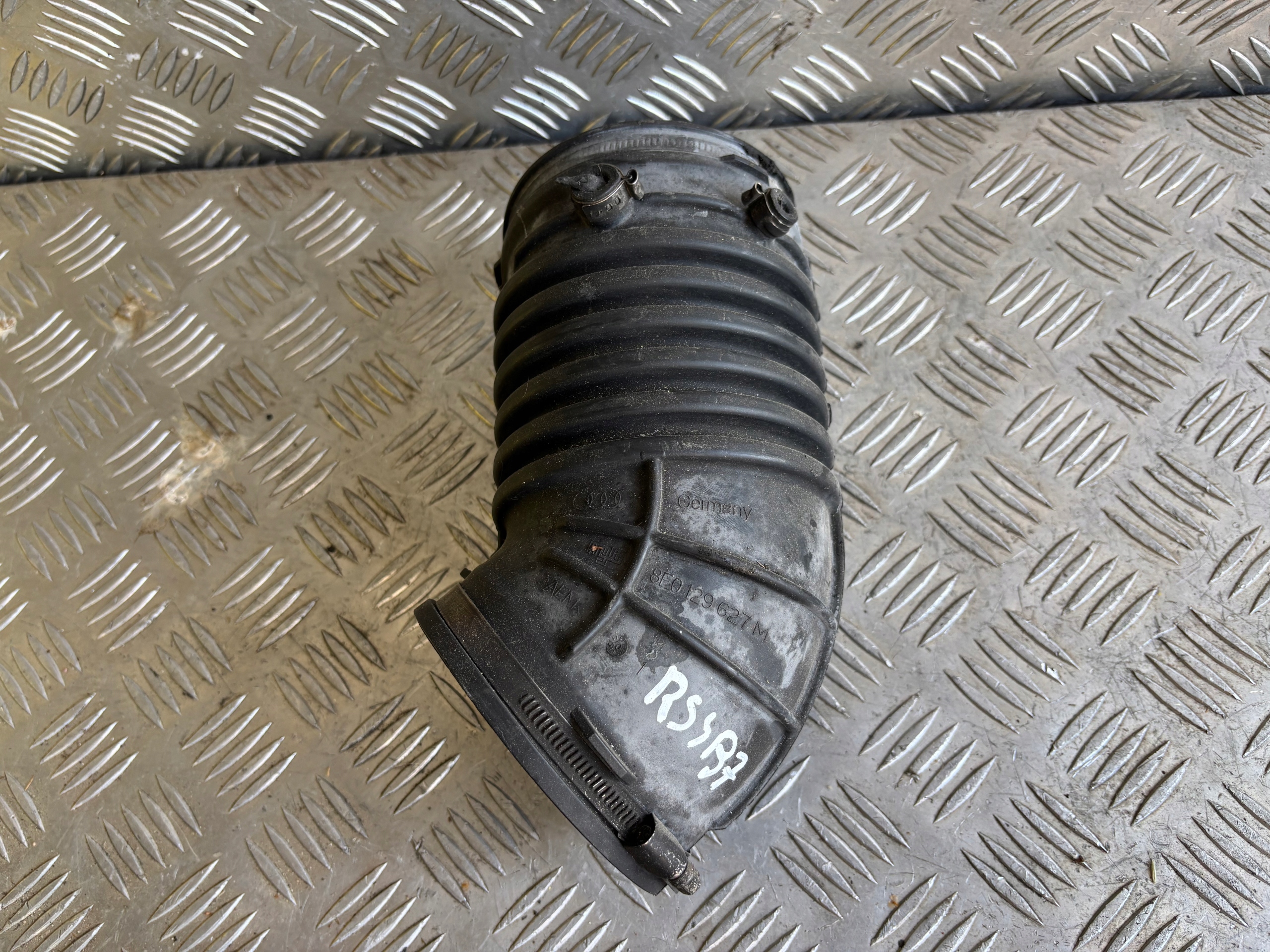 Audi RS4 B7 4.2 труба шланг впуск 8E0129627M