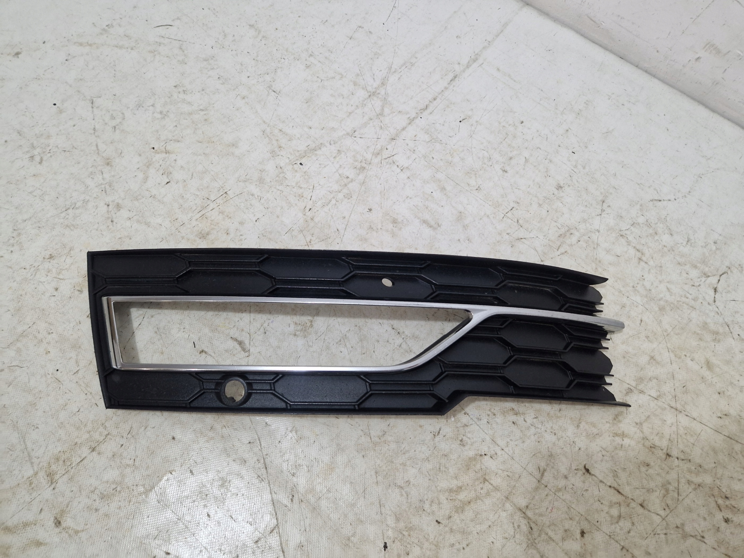SKODA OCTAVIA IV 4 grid of a bumper CHROM left front front 5E3807681C