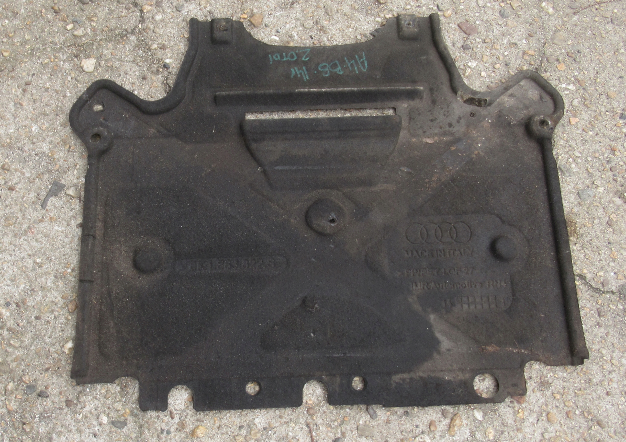 AUDI A4 B8 KOMBI 14 R 2.0 TDI Blende Abdeckung abdeckung unter Getriebe