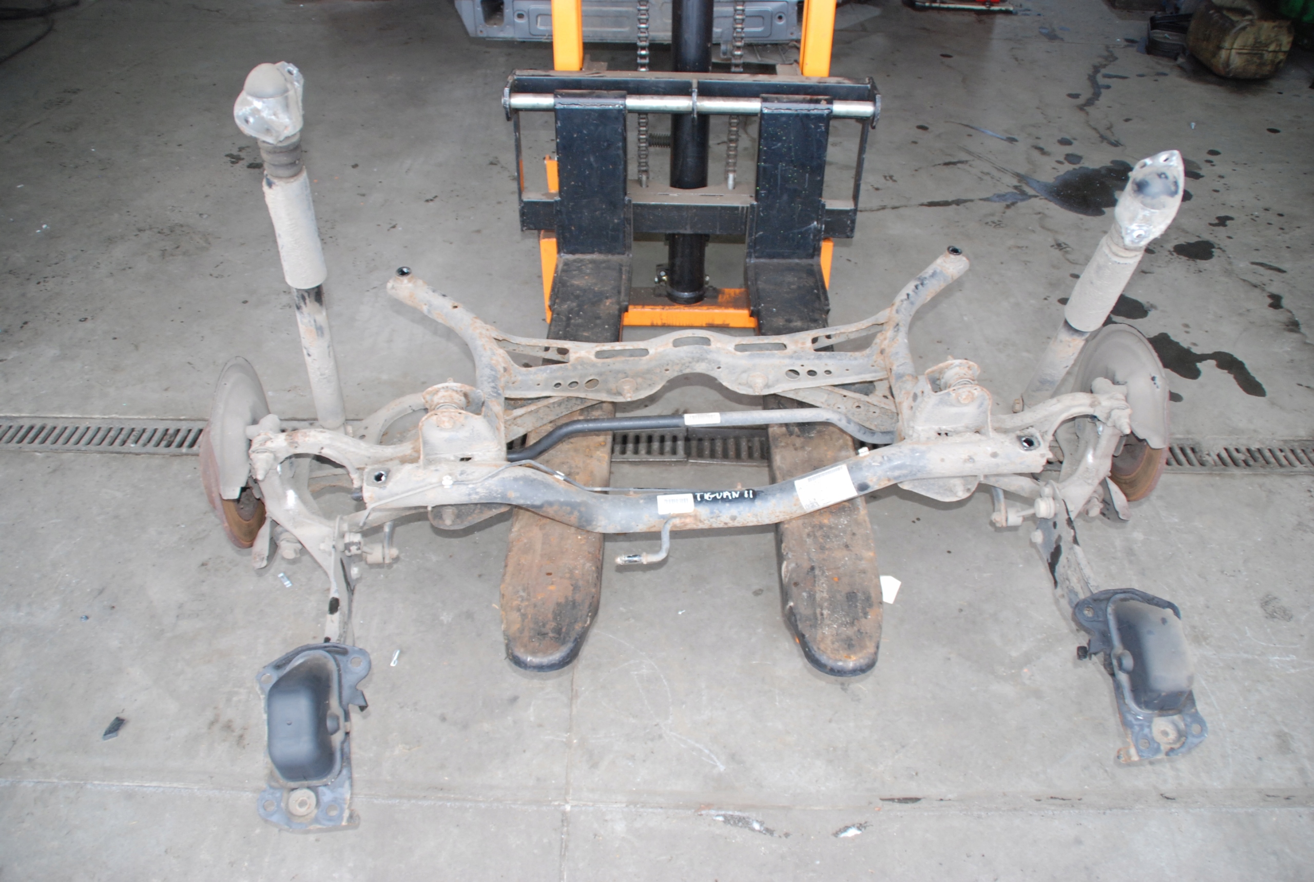 VW TIGUAN 11-15 R WÓZEK BELKA ZAWIESZENIE TYŁ