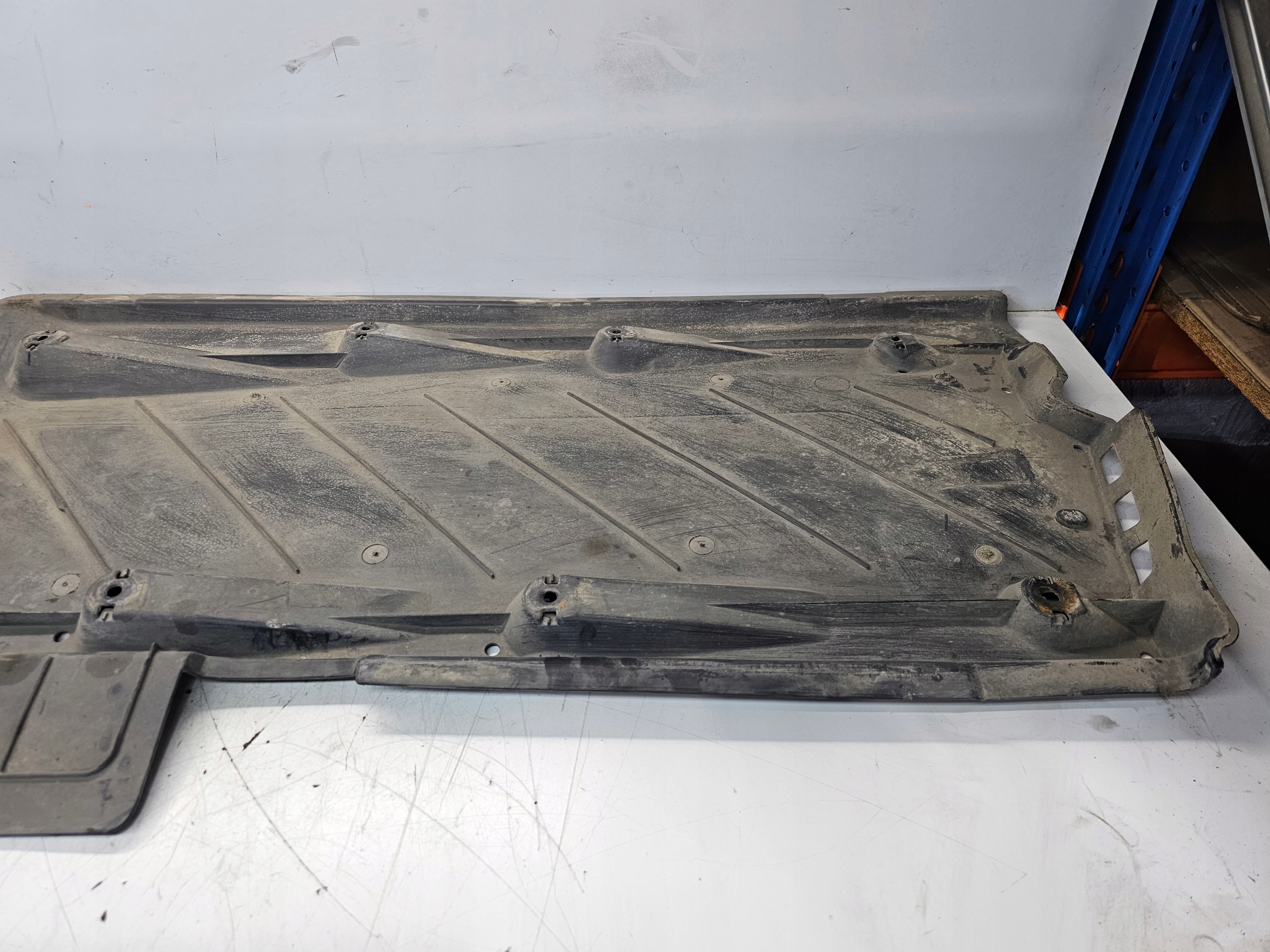 BLENDE ABDECKUNG ABDECKUNG UNTERFAHRSCHUTZ RECHTS AUDI A1 VW 6R0825202