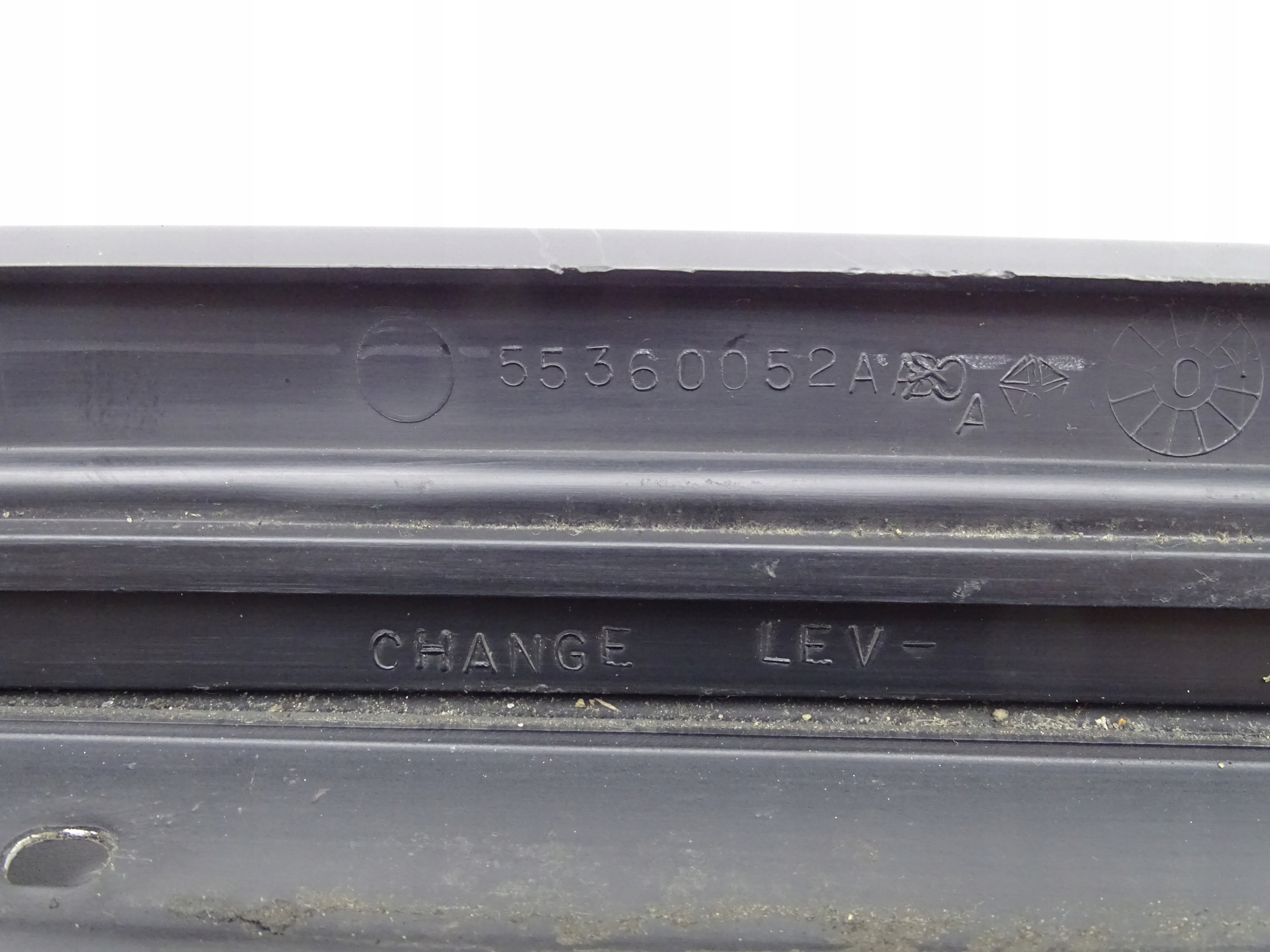 JEEP LIBERTY KJ 01-07 LISTWA SZYBY CZOŁOWEJ PRAWA Producent części Jeep OE