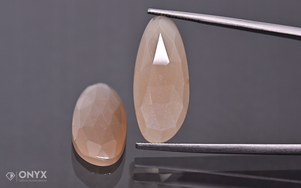 Měsíční kámen Pár fazetovaný nepravidelný 23,