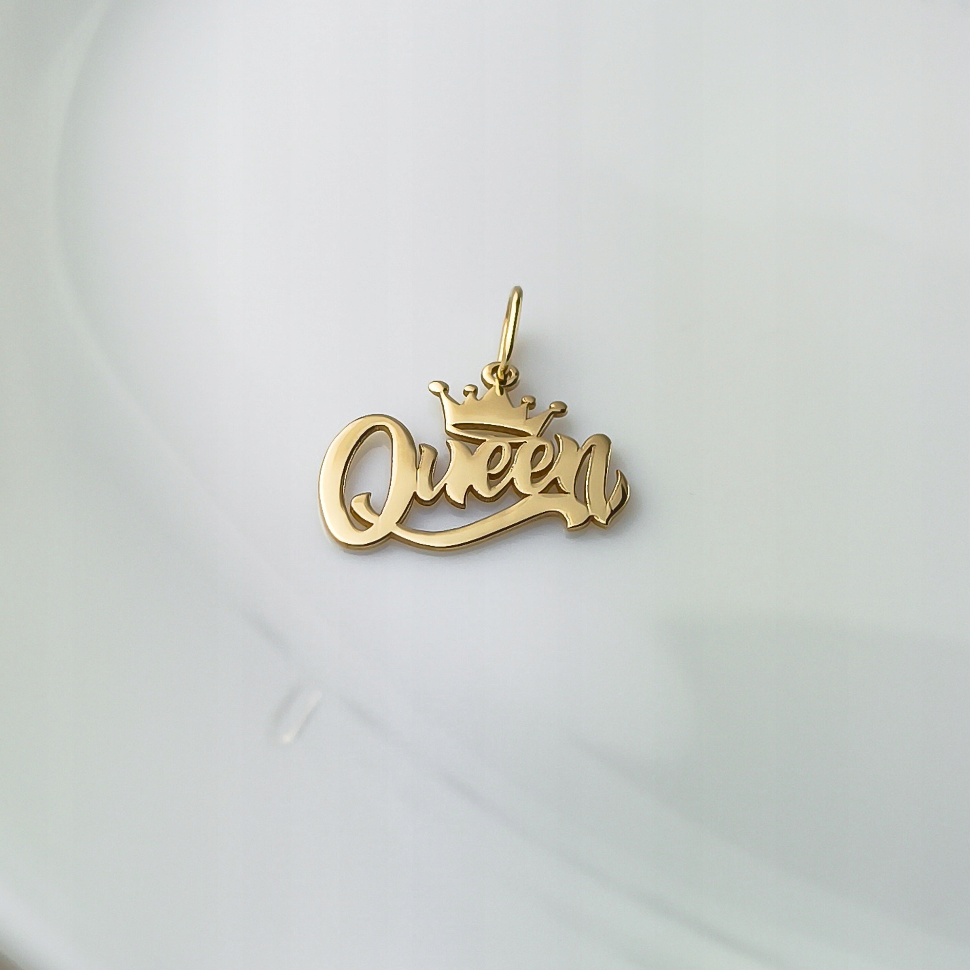 Zlatý přívěsek Queen – pr.585