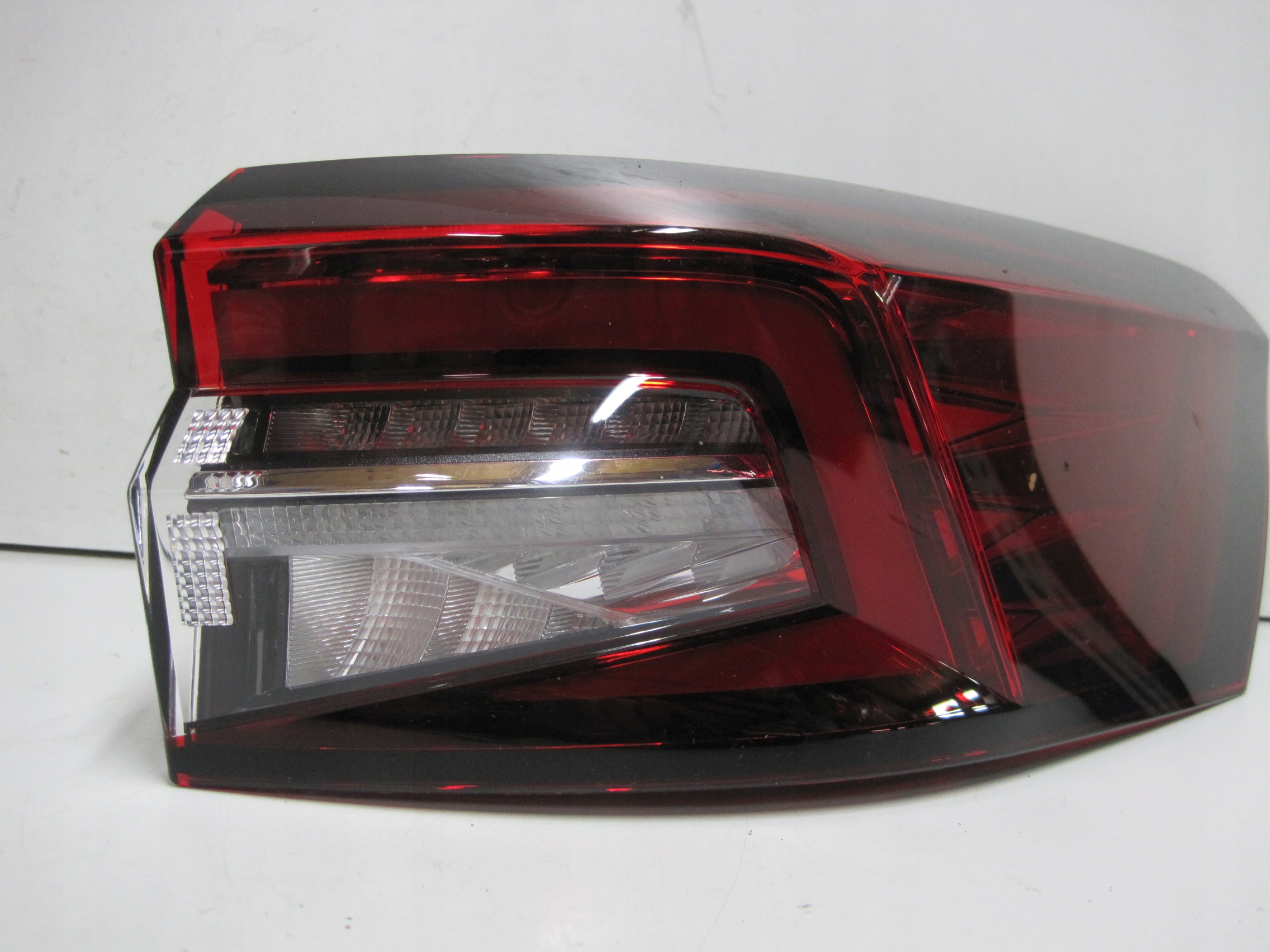 light SKODA SUPERB 4 IV 3P0945208 rear part rear right