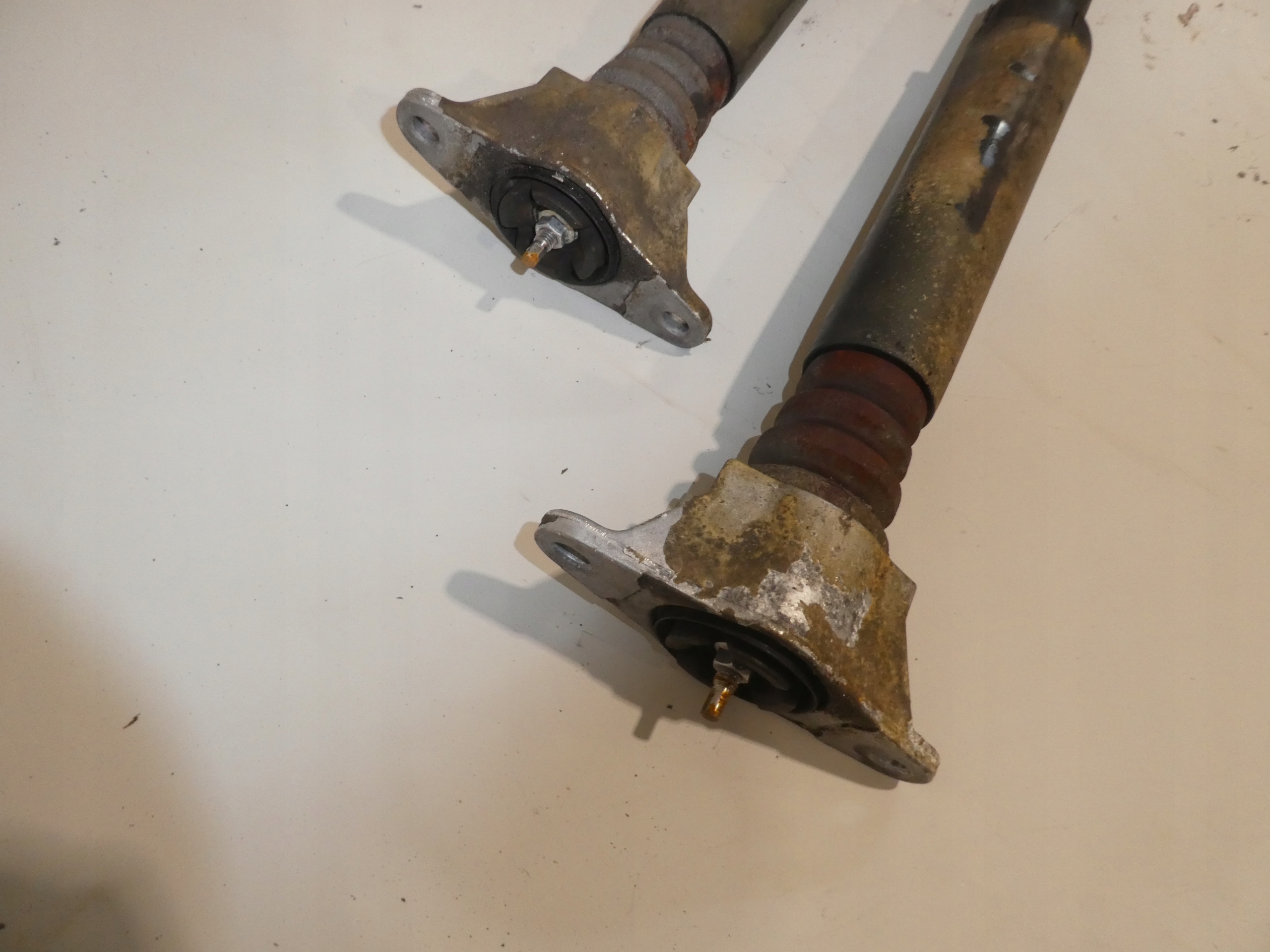 STOSSDÄMPFER HECK HINTEN L/P MAZDA CX-3 DD1V28700D