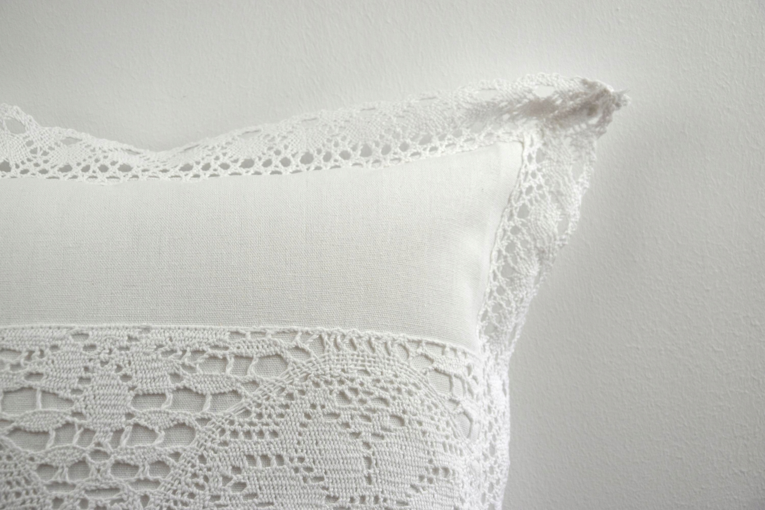 Biała POSZEWKA 40/40 Poszewki Z Wstawką SZYDEŁKOWĄ Rodzaj dekoracyjna