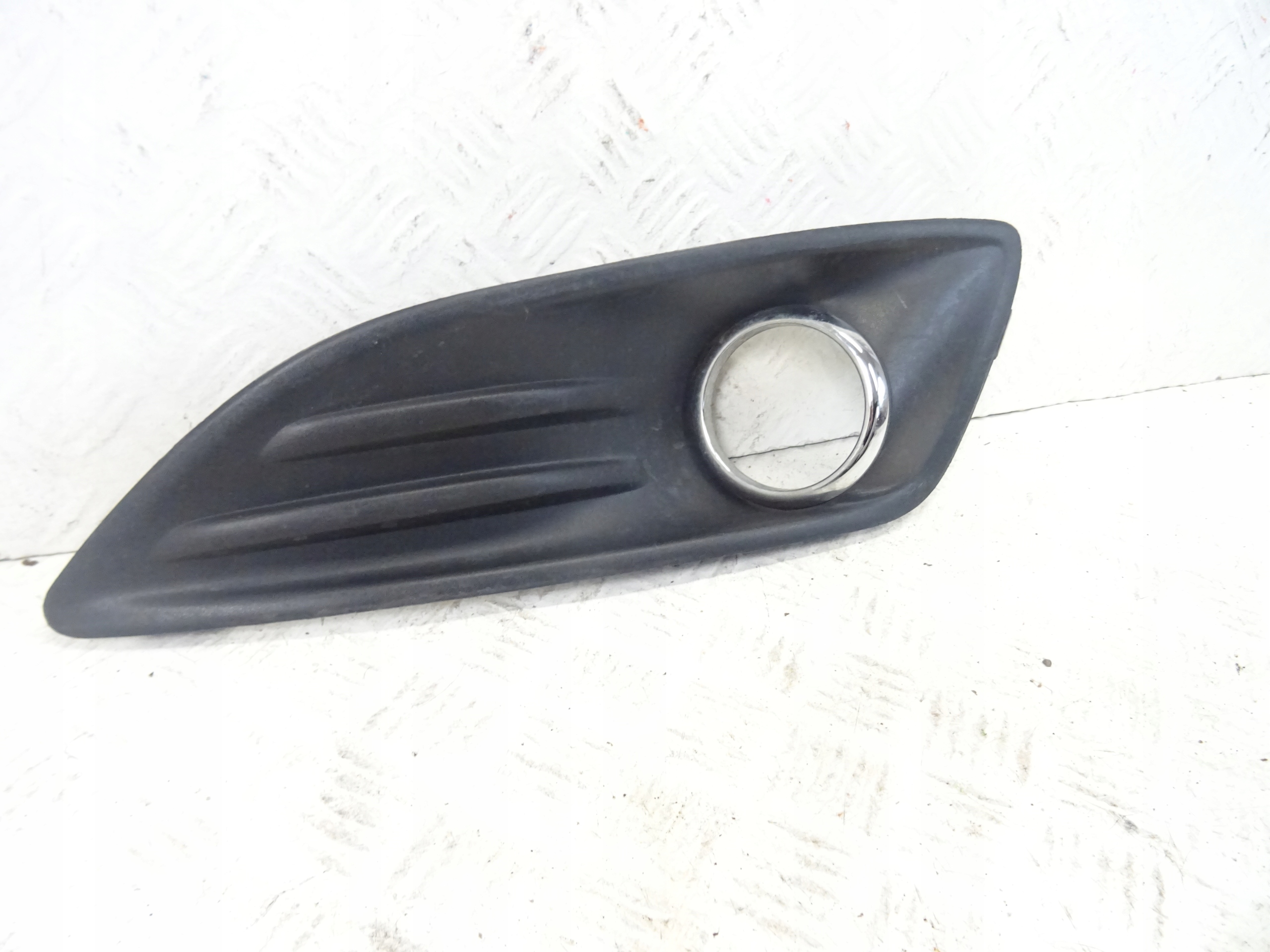 grid of a bumper front front left FORD FIESTA MK7 MK-7 C1BB-15A299-A
