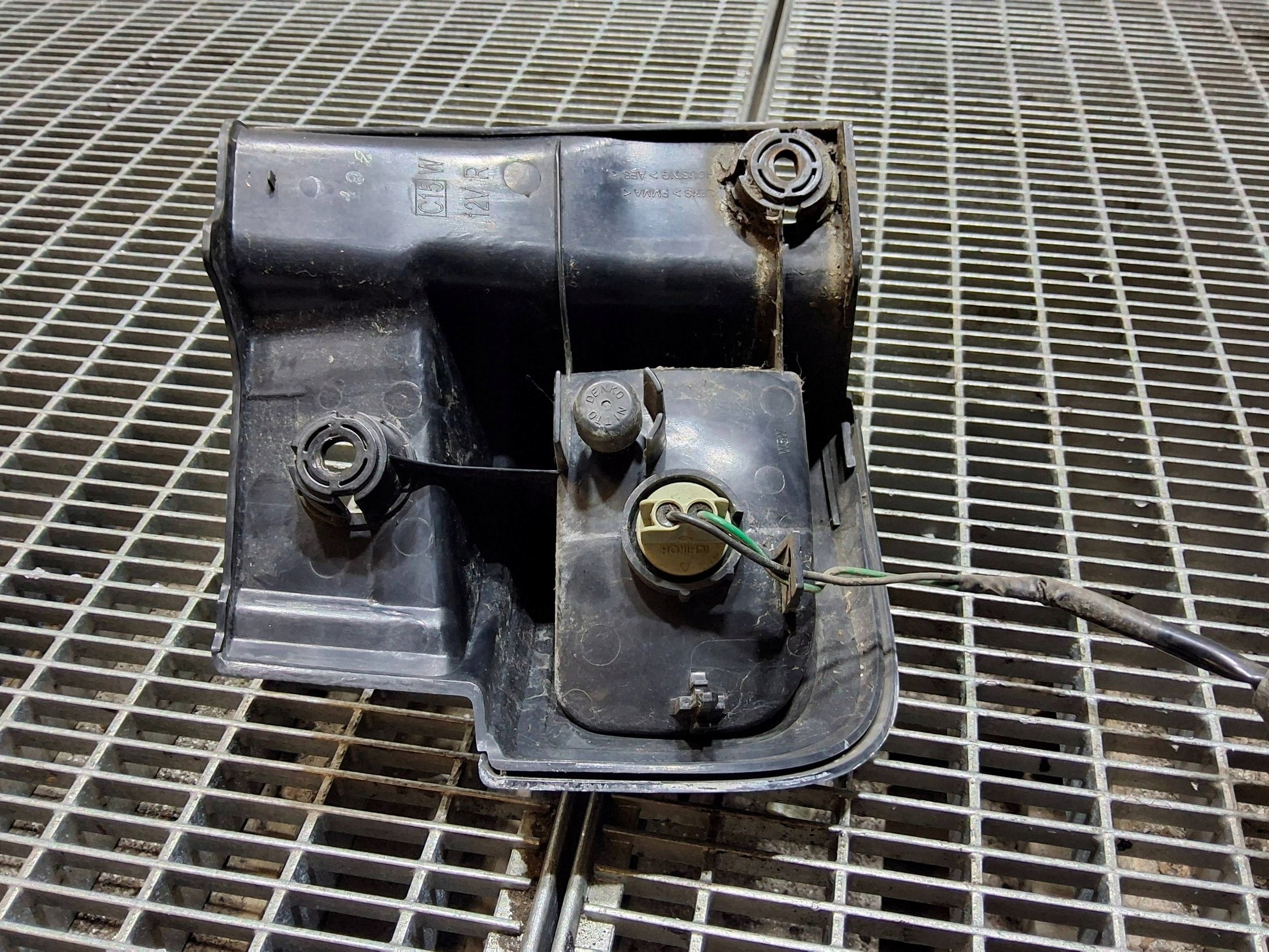 nissan ELGRAND 2004 задний правая сторона фонарь