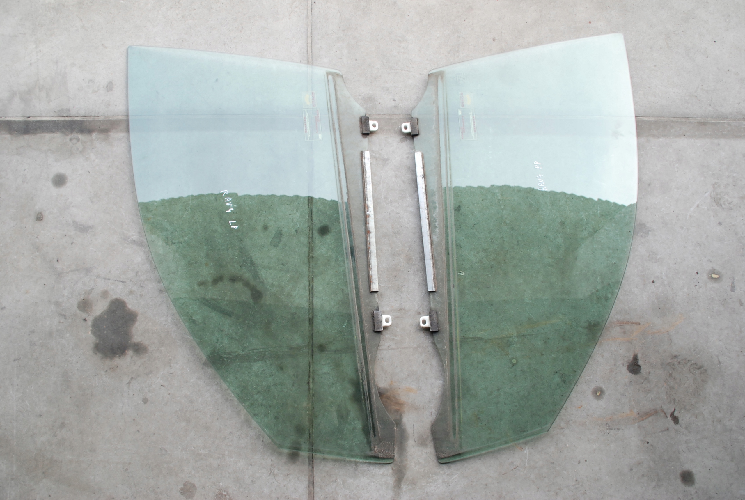 TOYOTA RAV 4 SZYBA DRZWI PRZOD L P 2006R