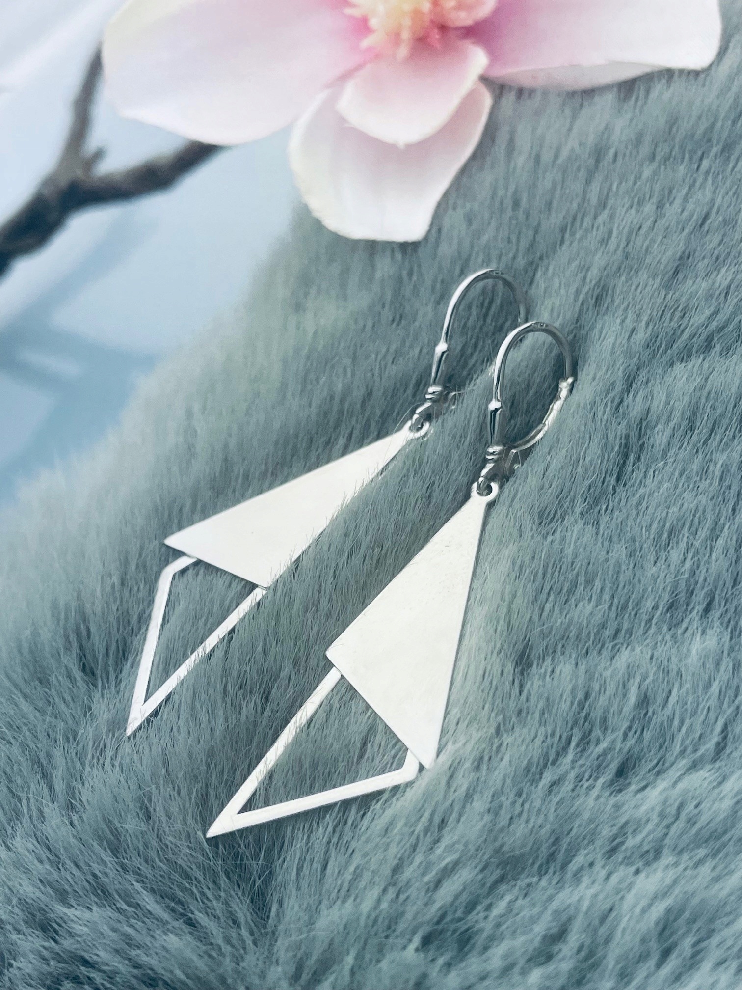 Stříbrné náušnice s geometrickými závěsnými trojúhelníky