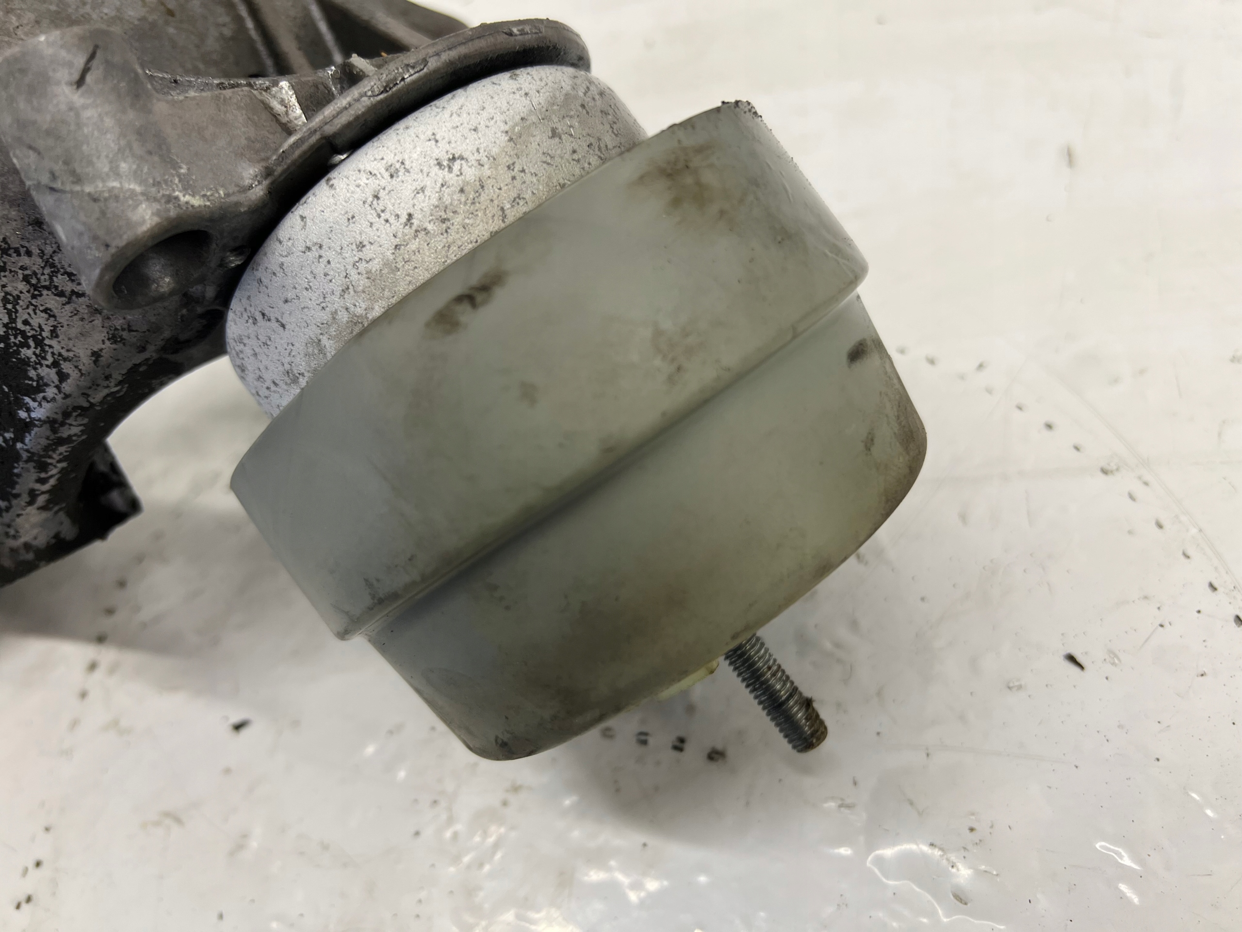 holder engine mount left AUDI A4 B7 8E0199351Q