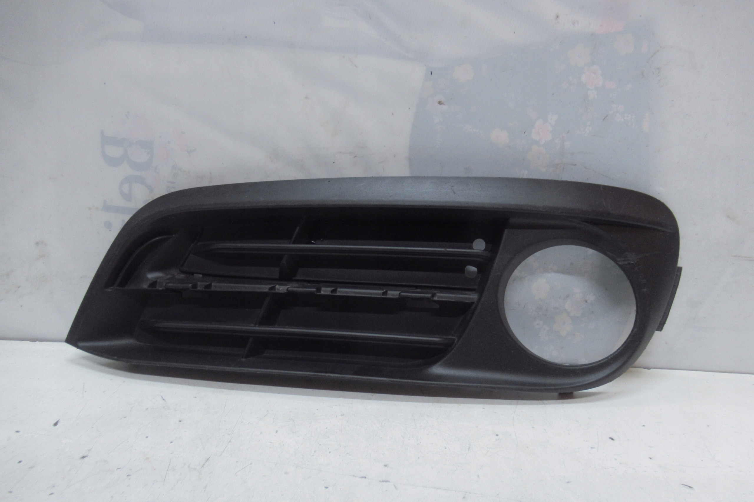 BMW F11 grid of a bumper left front 7342411