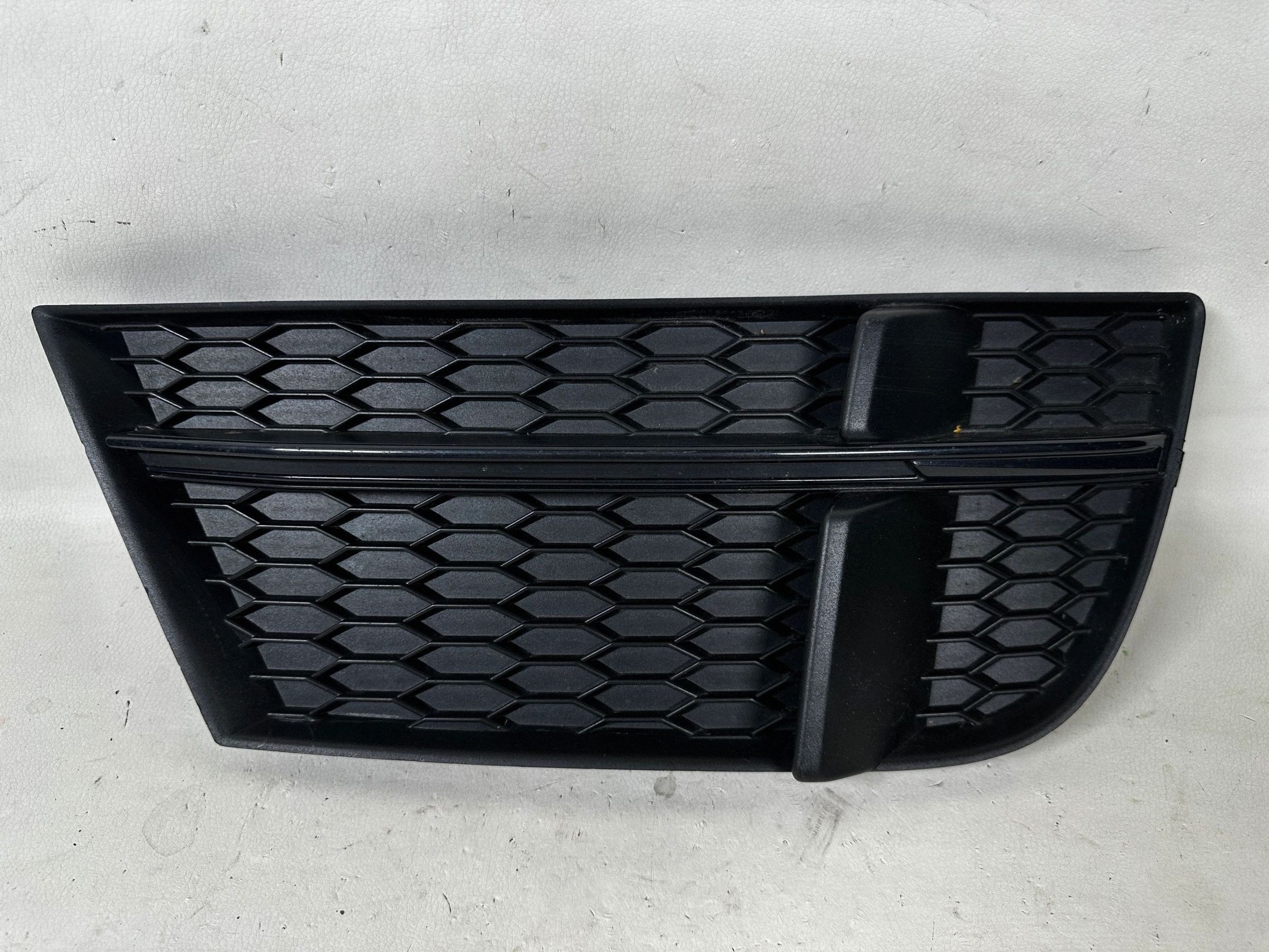 Audi A3 8V grid of a bumper front 8V3807682N