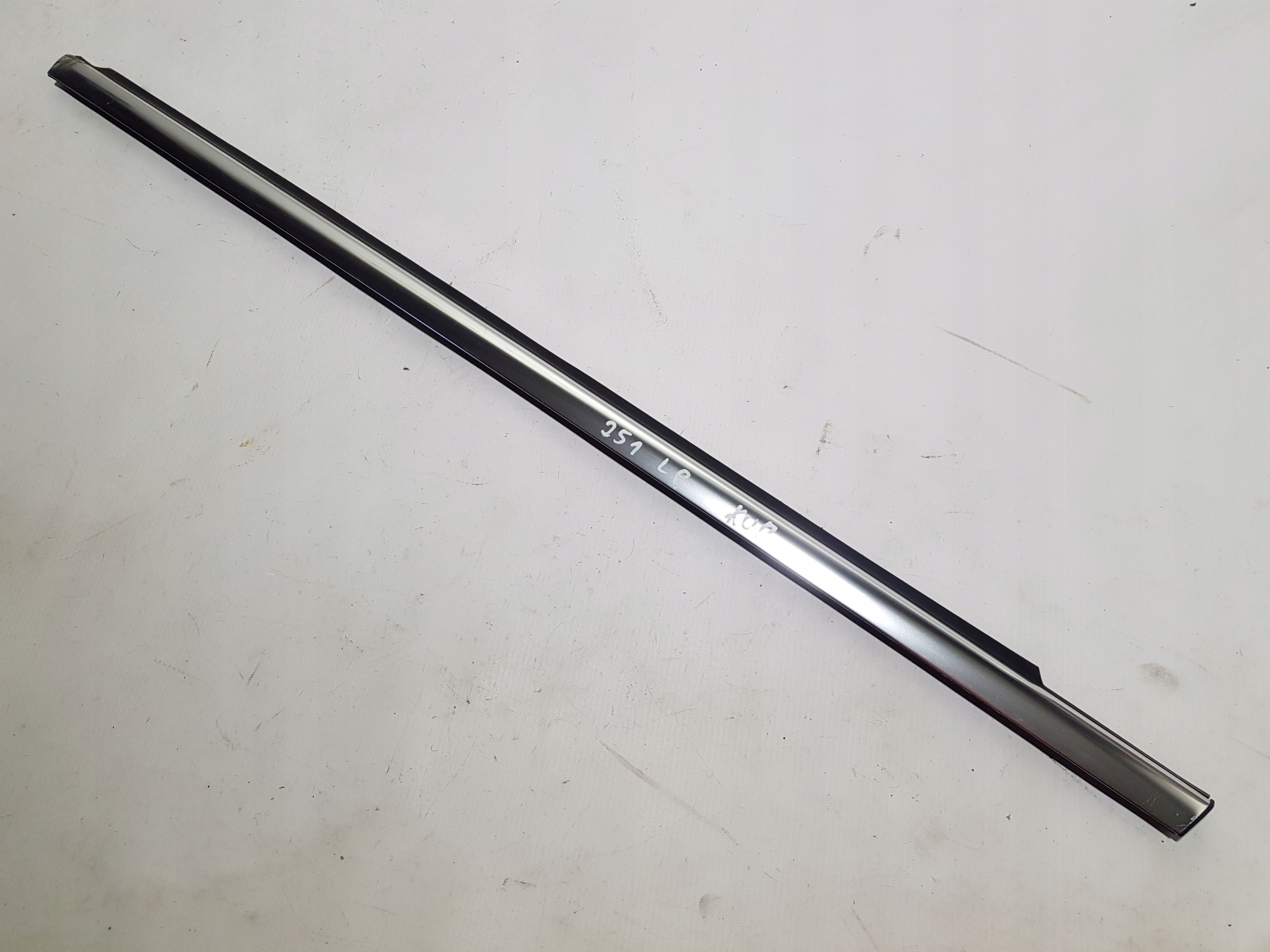 moulding door left front dust CHROM MERCEDES W251