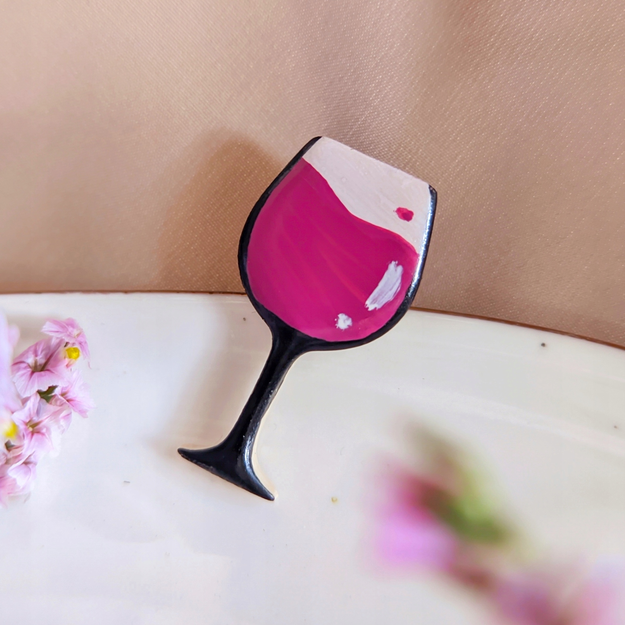 Pin připínáček s vínem brož se sklenkou vína, sklenička vína, boho