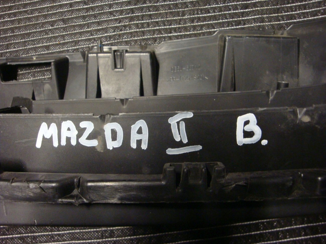 решетка радиатора рамка mazda 2 DL DJ 14- DB5J-50712