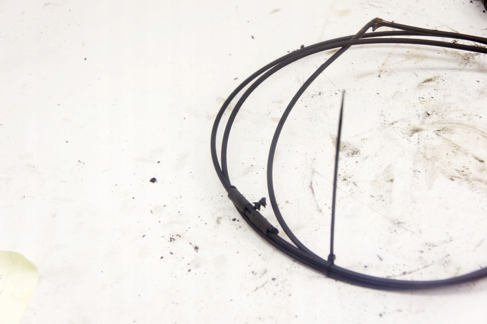 JJ332 Lancia Thema II трос трос капота