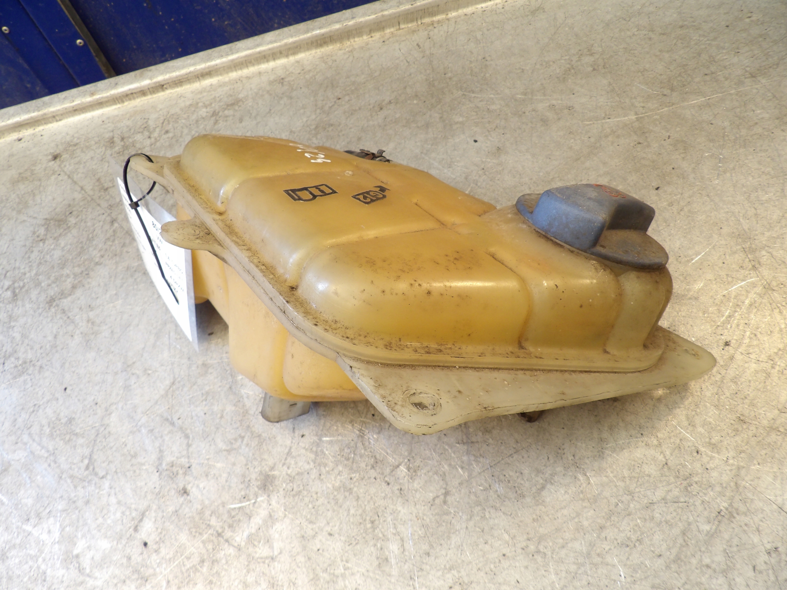 VW Passat B5 Réservoir eau 8D0121403L